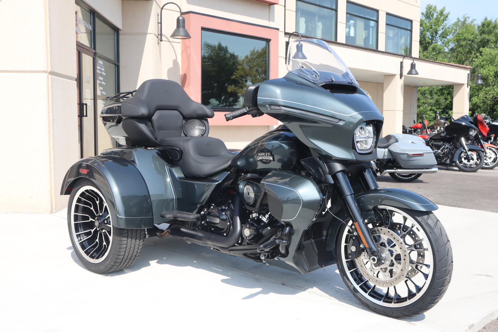 2026 Harley-Davidson® Street Glide® 3 Limited (FLHLT), photo 2
