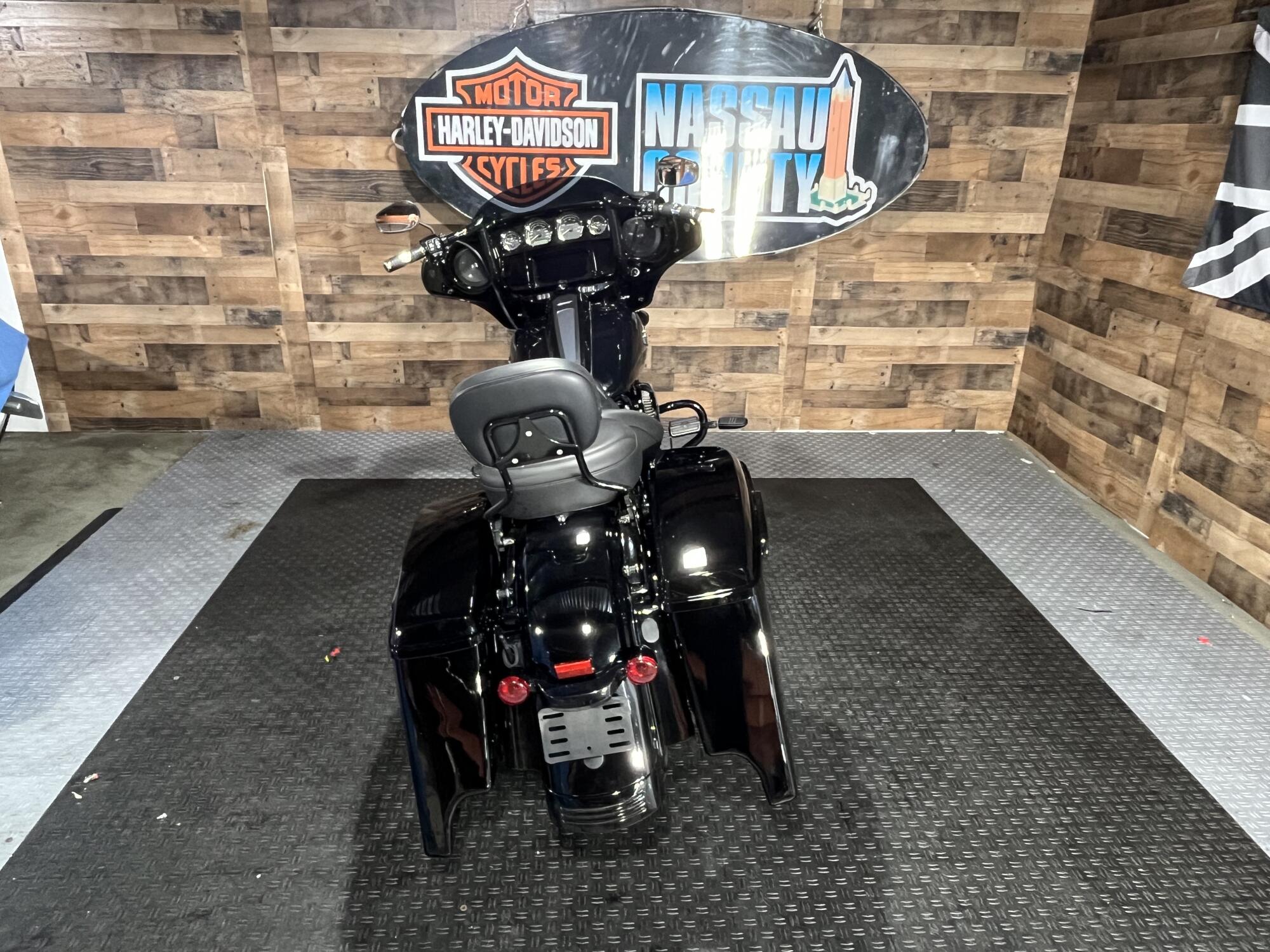2021 Harley-Davidson® Street Glide® Special Vivid Black - Black Finish, photo 7