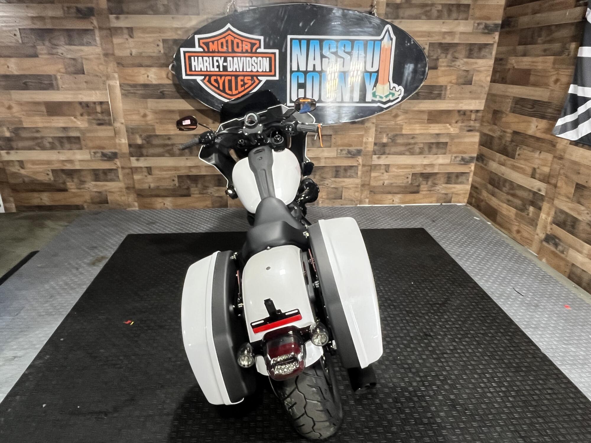 2026 Harley-Davidson® Low Rider® ST White Onyx Pearl Black Trim, photo 6