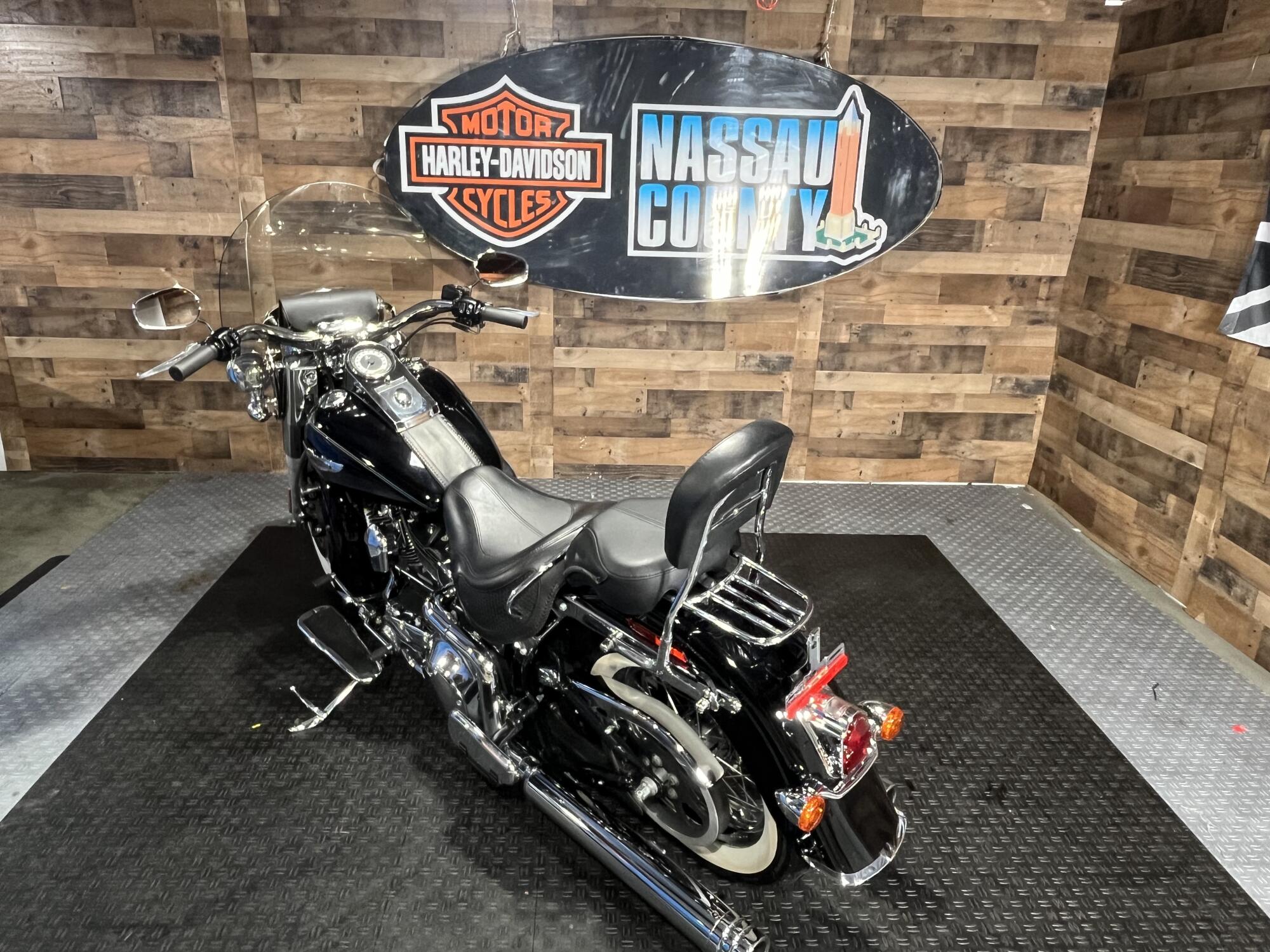 2005 Harley-Davidson® Softail® Deluxe Vivid Black, photo 6