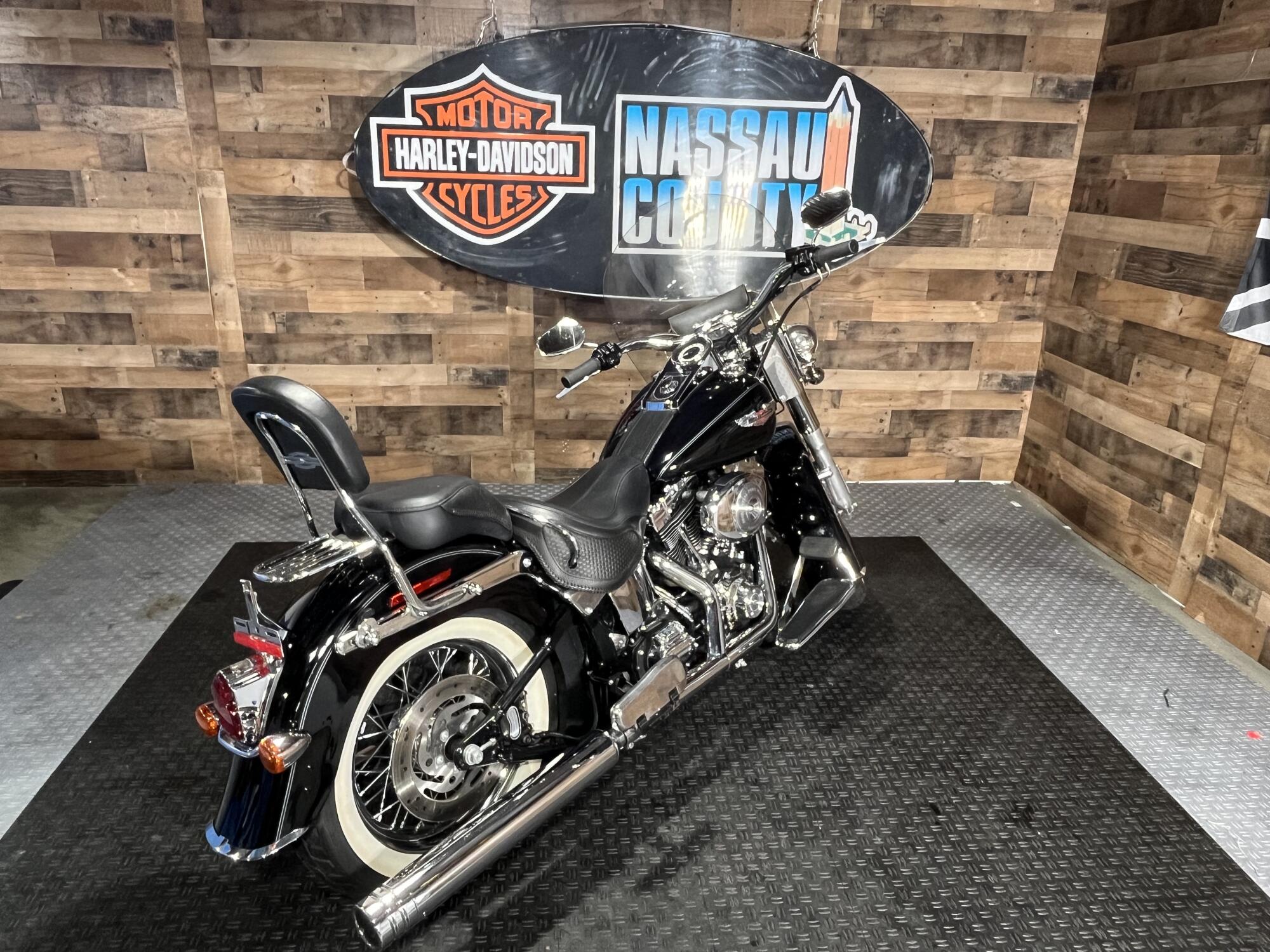 2005 Harley-Davidson® Softail® Deluxe Vivid Black, photo 8