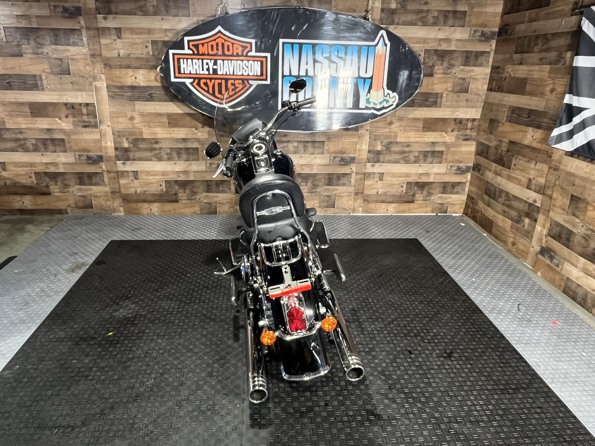 2005 Harley-Davidson® Softail® Deluxe Vivid Black, photo 7