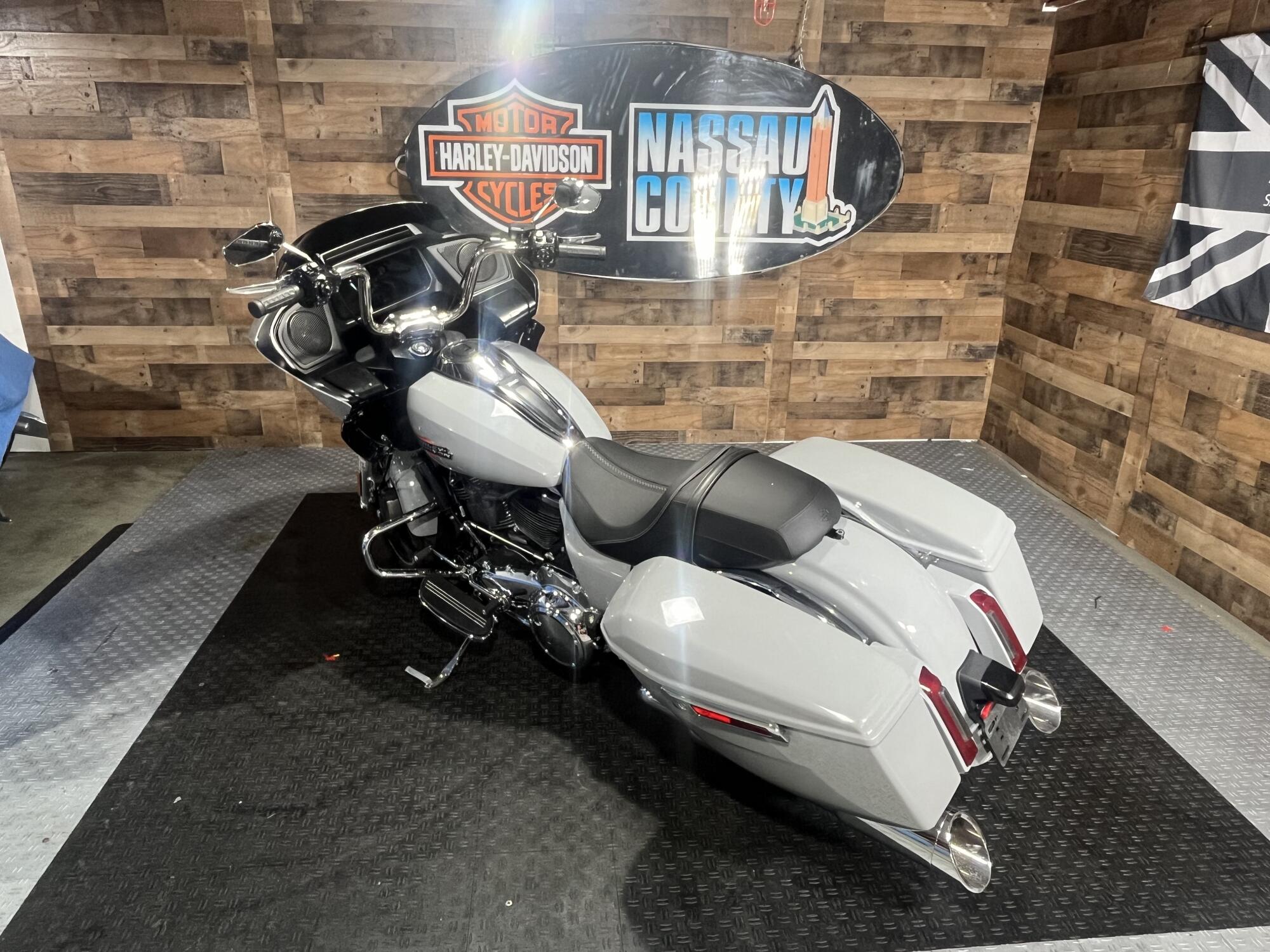 2024 Harley-Davidson® Road Glide™ Billiard Gray, photo 6