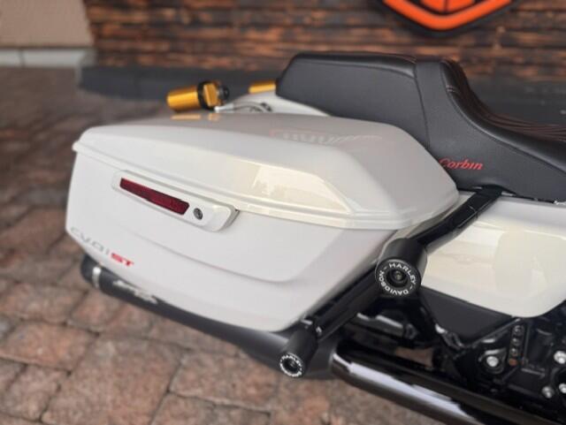 2024 Harley-Davidson® CVO™ Road Glide® ST FLTRXSTSE, photo 11