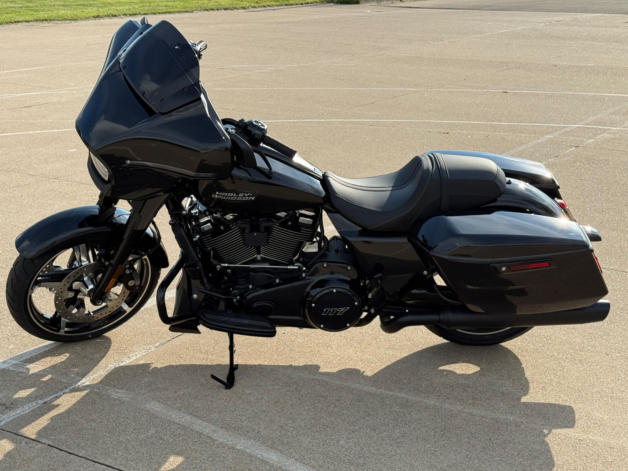 2026 Harley-Davidson® Street Glide® Vivid Black Black Trim, photo 5
