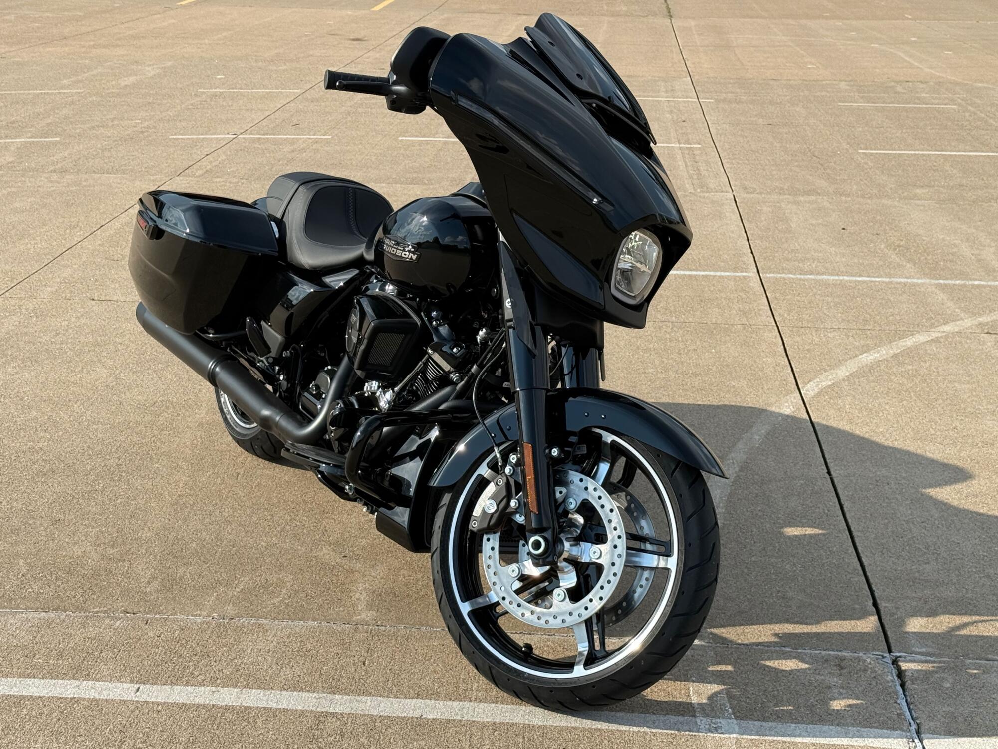 2026 Harley-Davidson® Street Glide® Vivid Black Black Trim, photo 2