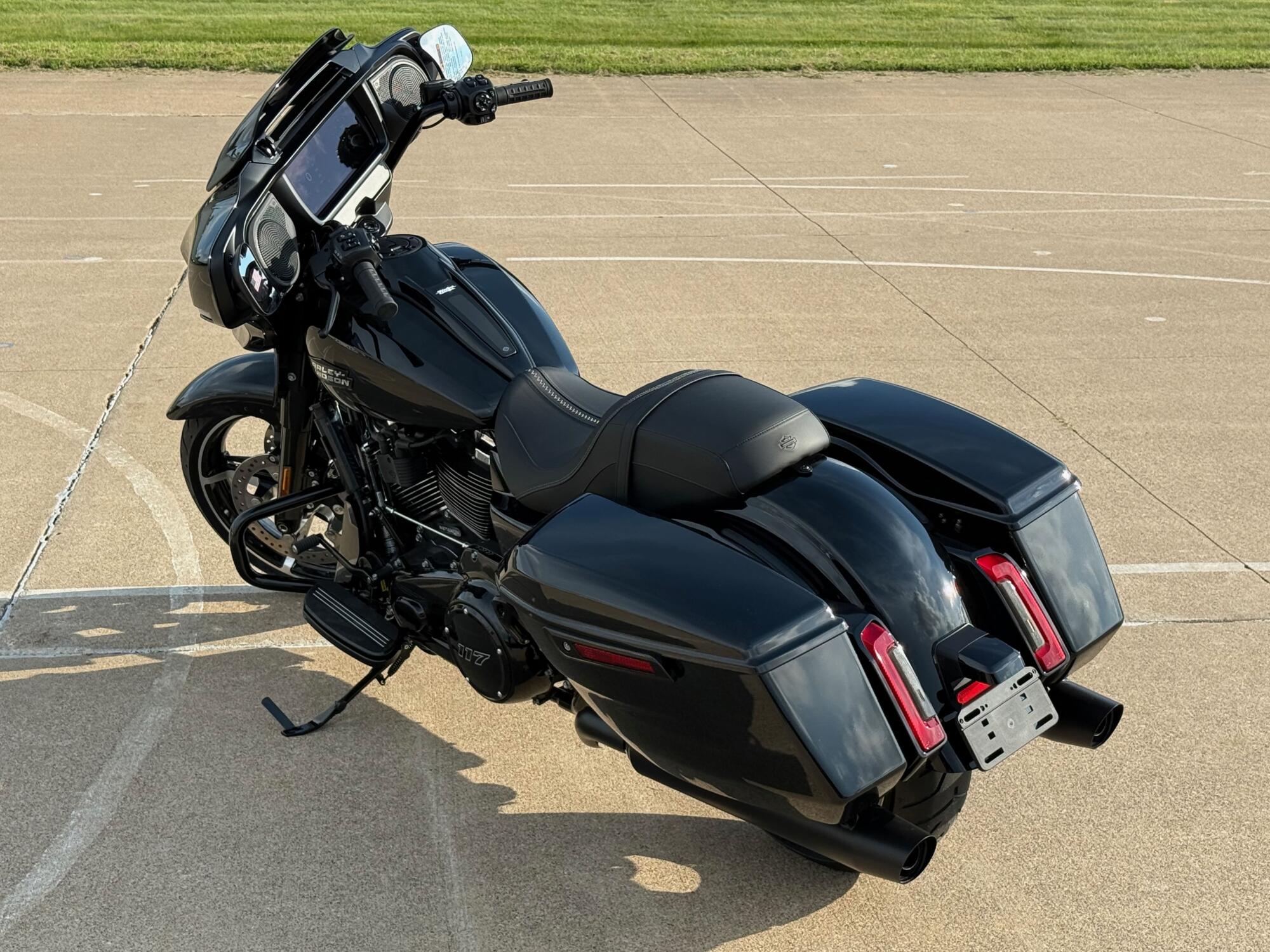 2026 Harley-Davidson® Street Glide® Vivid Black Black Trim, photo 6