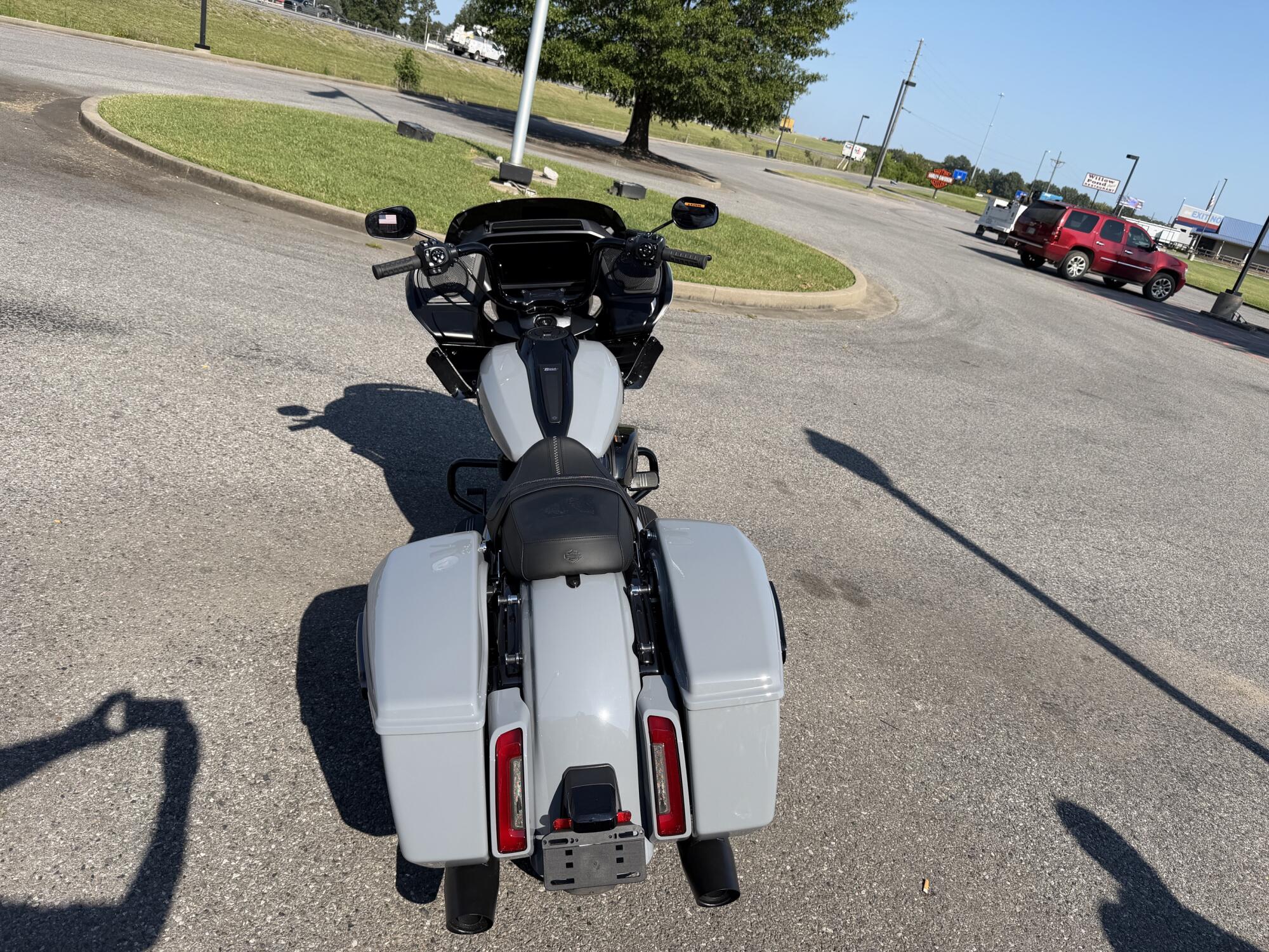2026 Harley-Davidson® Road Glide™ Dark Billiard Gray - Black Finish, photo 9