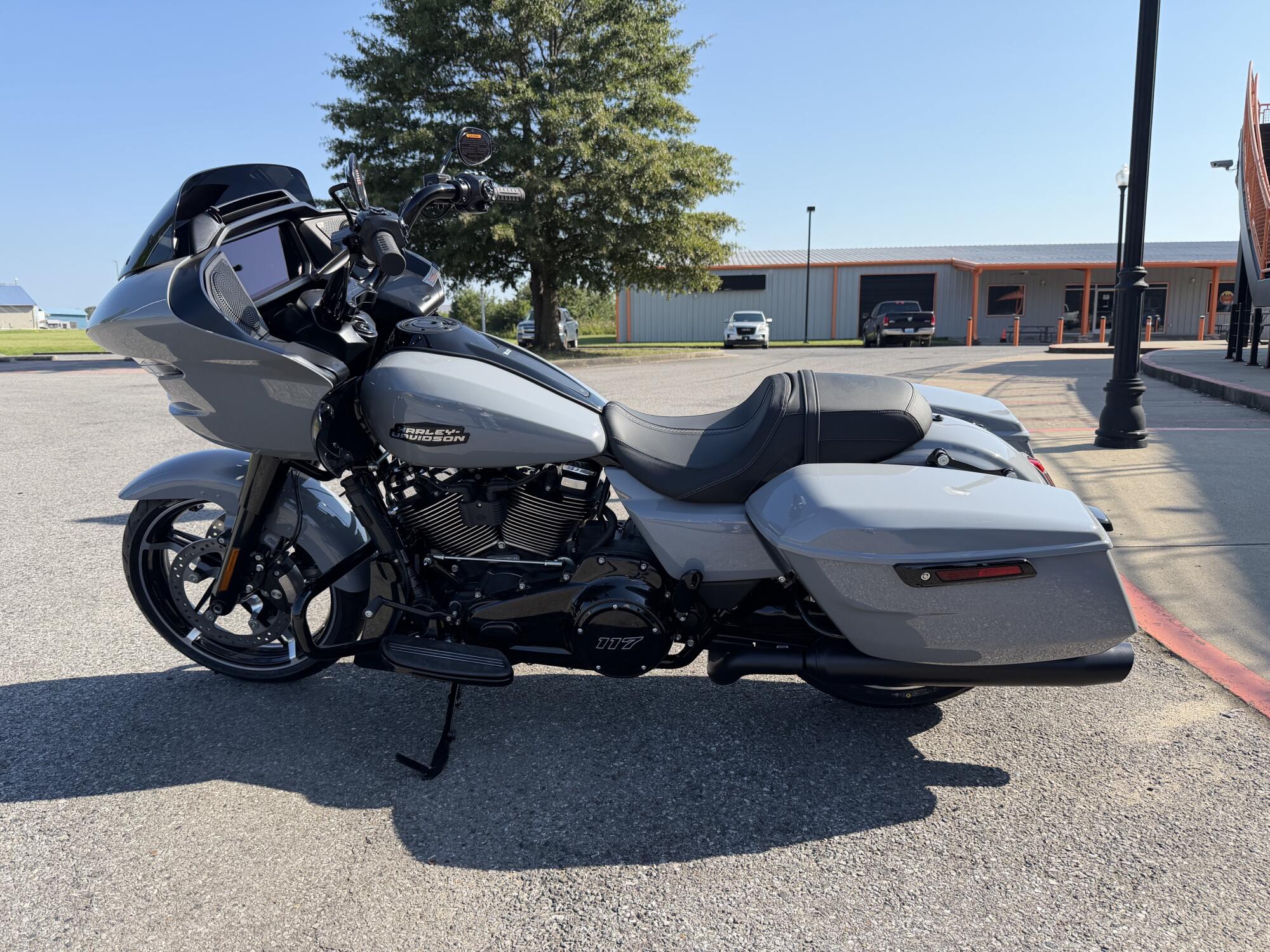 2026 Harley-Davidson® Road Glide™ Dark Billiard Gray - Black Finish, photo 7