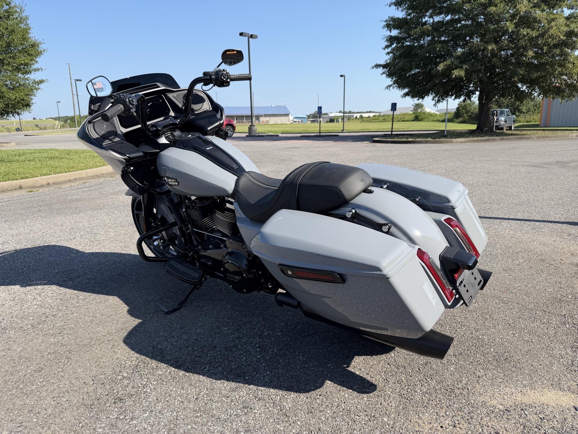 2026 Harley-Davidson® Road Glide™ Dark Billiard Gray - Black Finish, photo 8