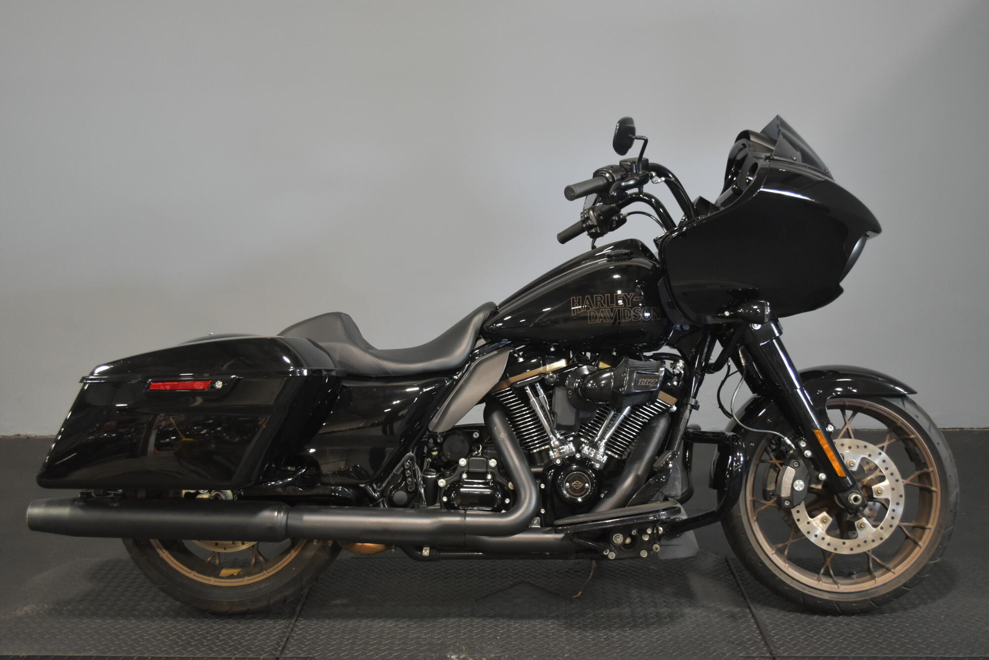 2022 Harley-Davidson® Road Glide® ST Vivid Black | Desert Wind