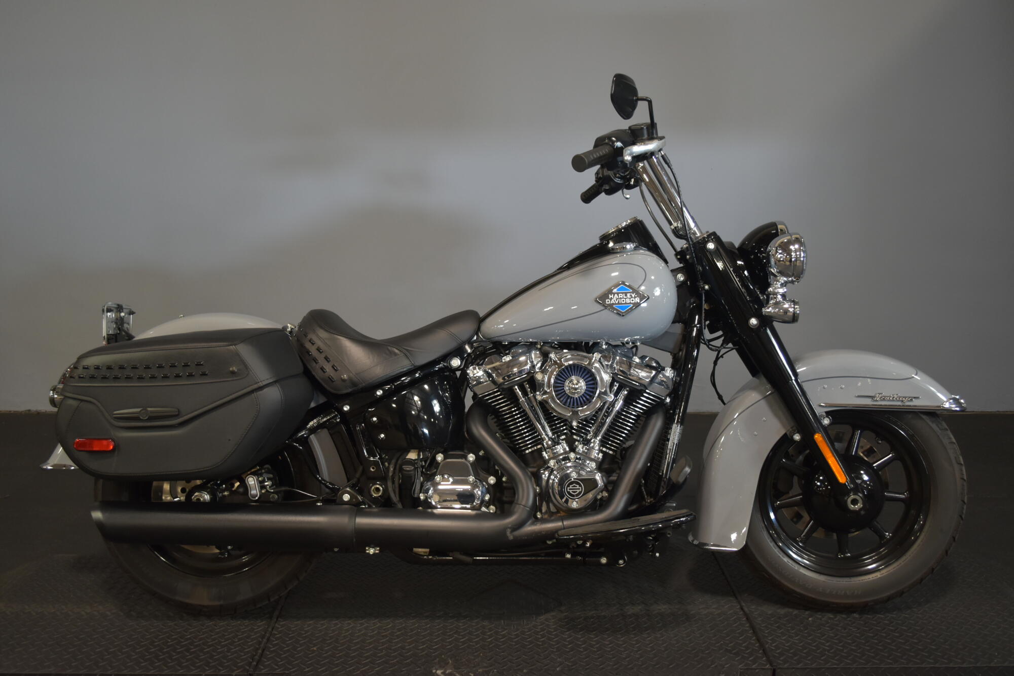 2026 Harley-Davidson® Heritage Classic Dark Billiard Gray Black