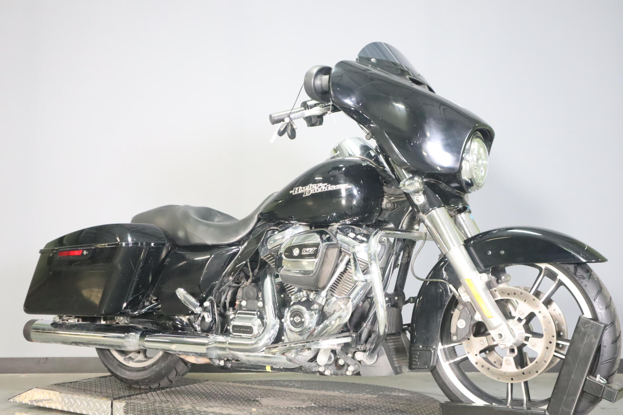 2017 Harley-Davidson® Street Glide® Special FLHXS, photo 2