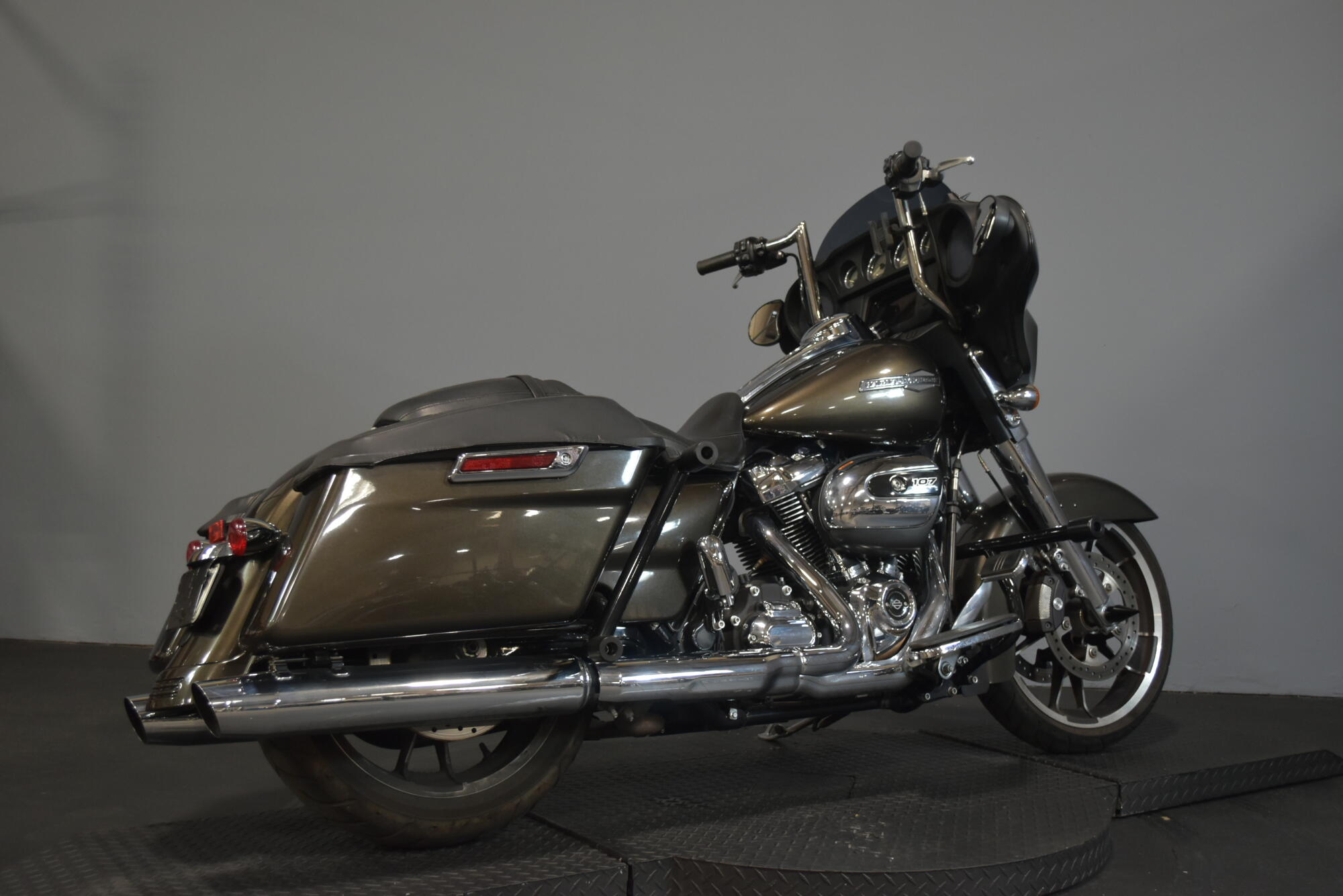 2021 Harley-Davidson® Street Glide® River Rock Gray, photo 8