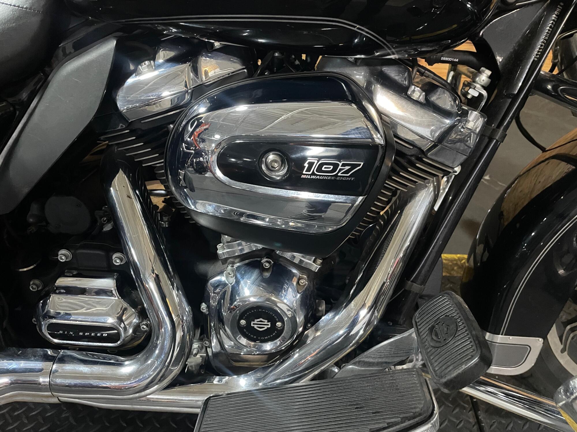 2017 Harley-Davidson® Electra Glide® Ultra Classic® FLHTCU, photo 3