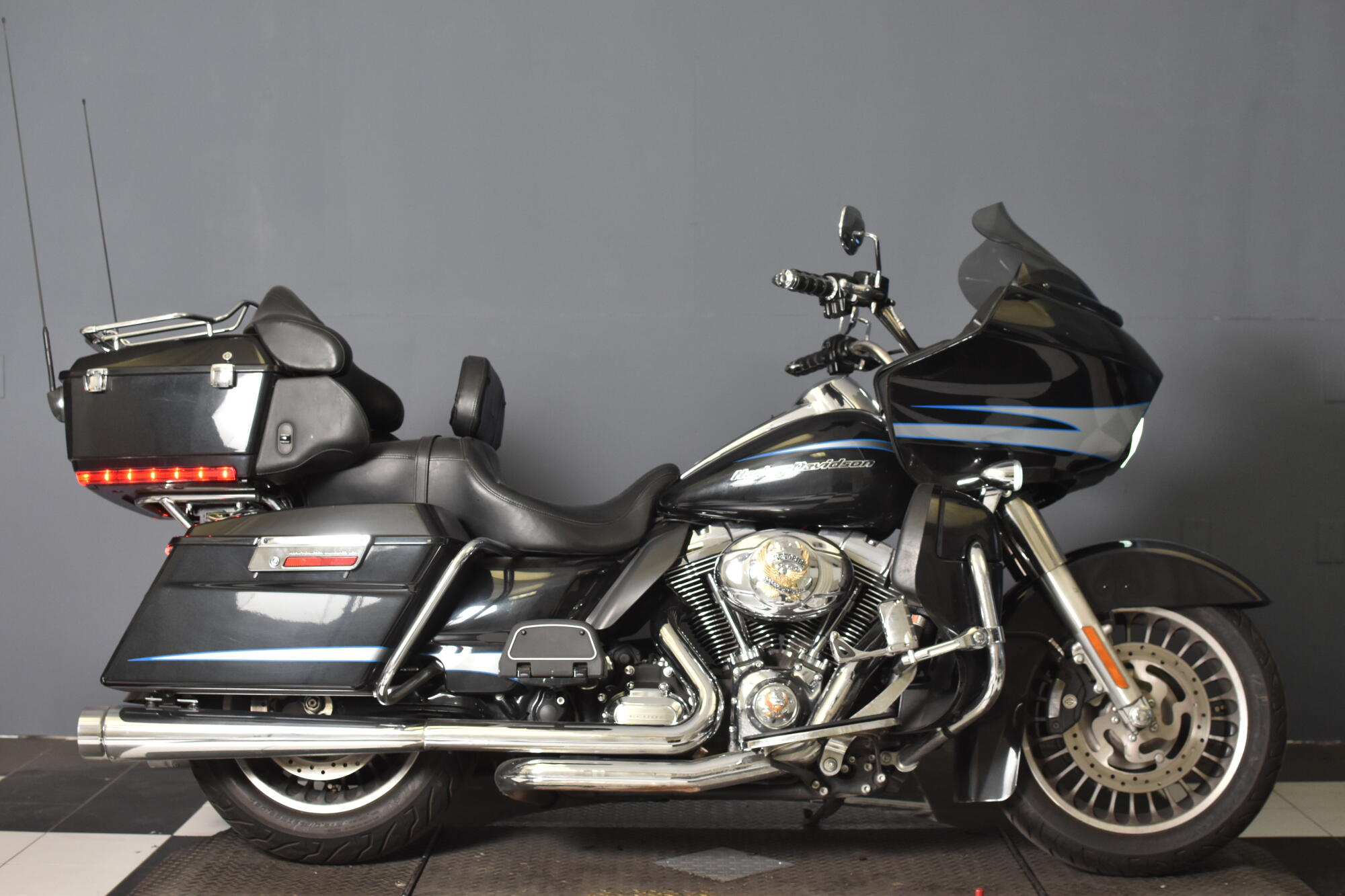 2013 Harley-Davidson® Road Glide® Ultra Midnight Pearl FLTRU103