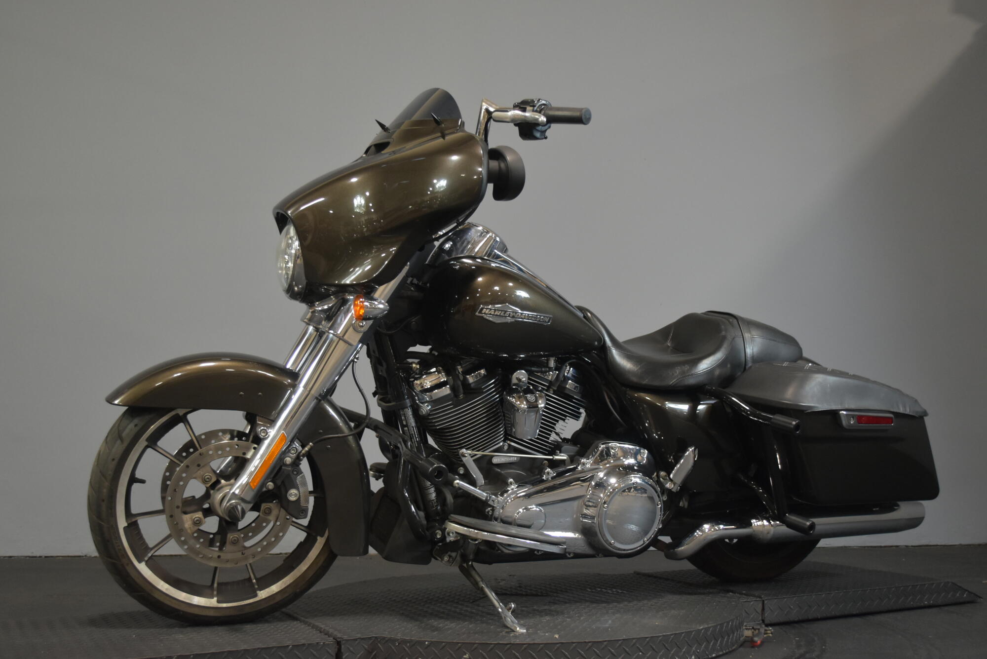 2021 Harley-Davidson® Street Glide® River Rock Gray, photo 4