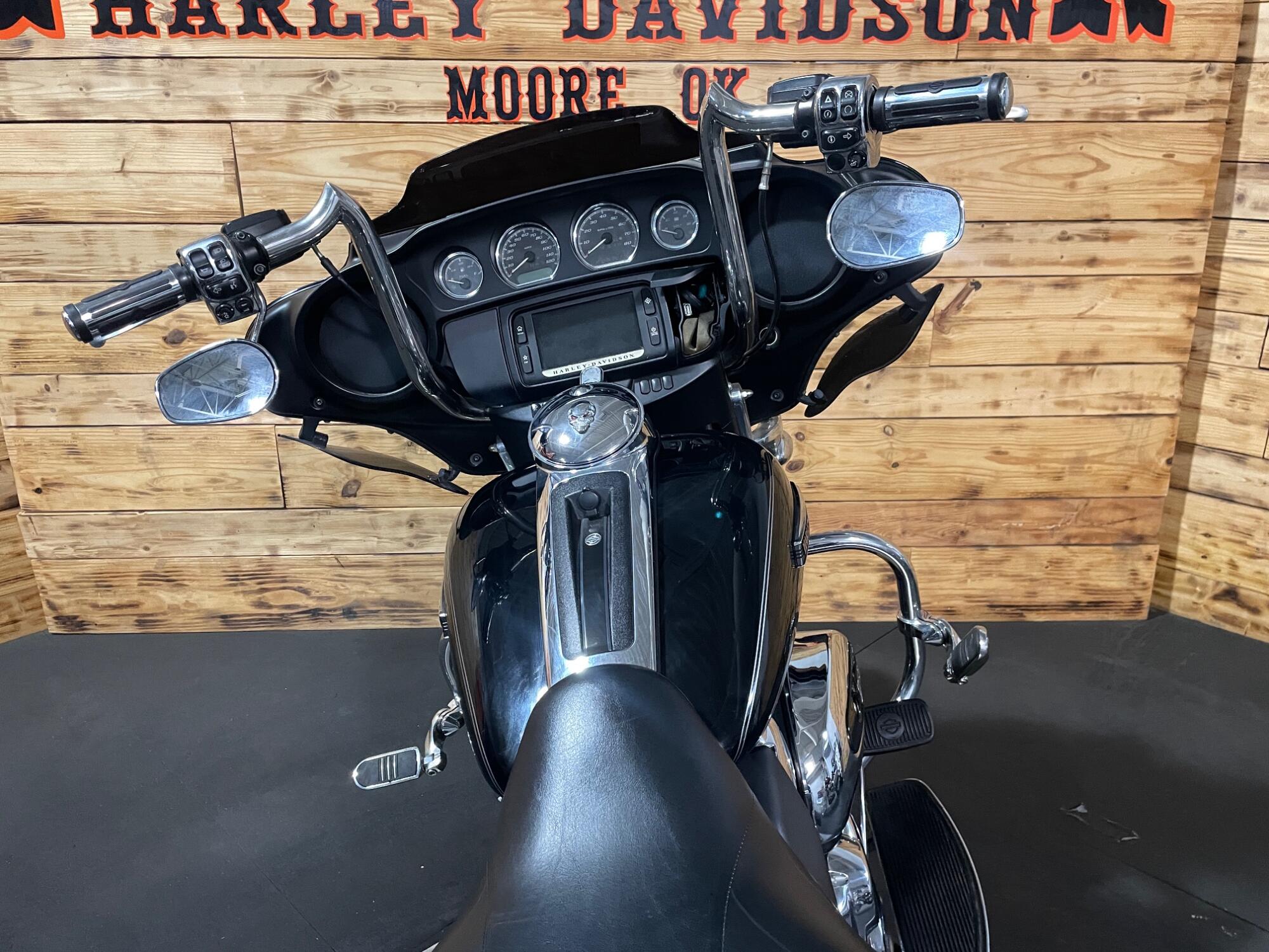 2017 Harley-Davidson® Electra Glide® Ultra Classic® FLHTCU, photo 13
