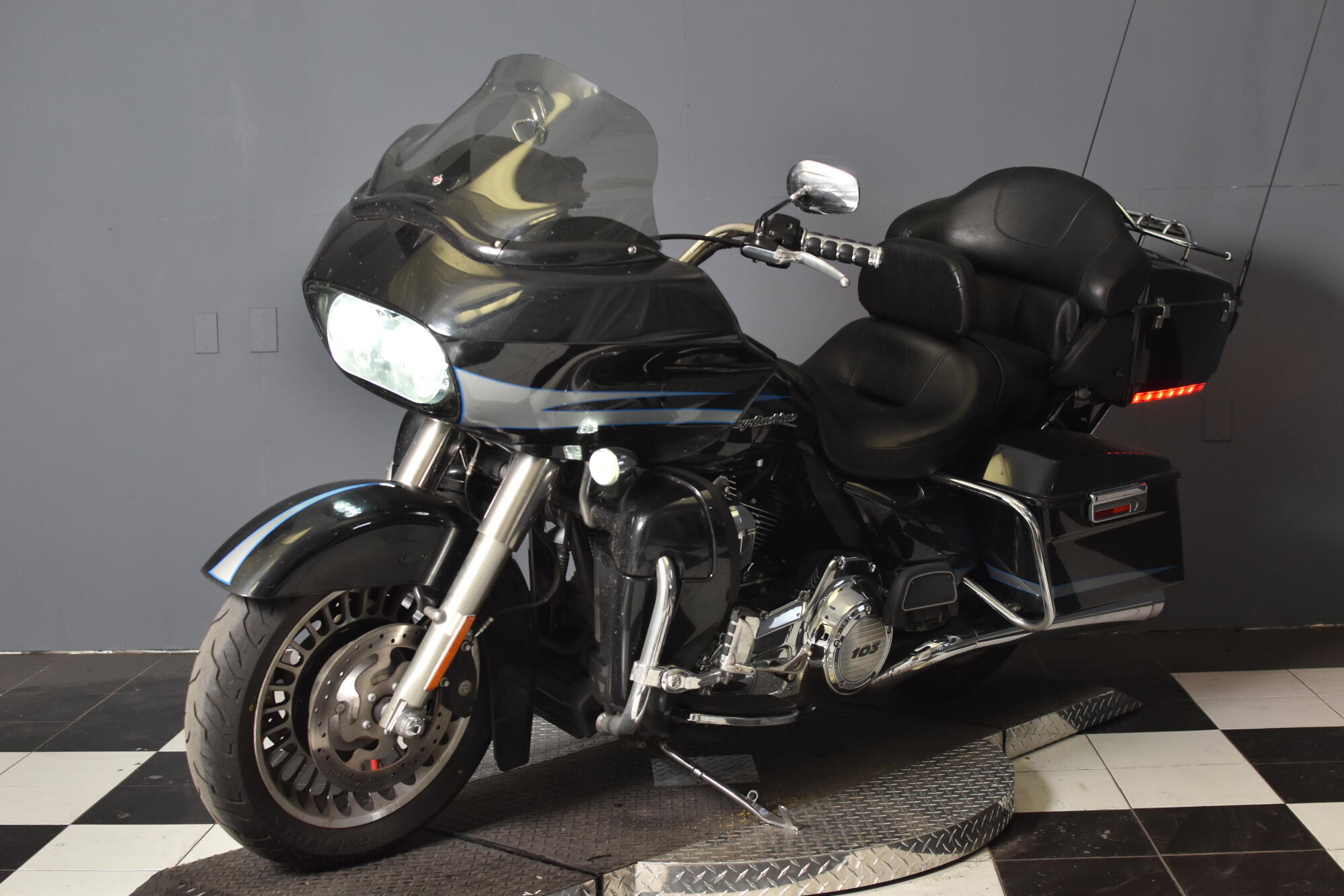 2013 Harley-Davidson® Road Glide® Ultra Midnight Pearl FLTRU103, photo 4