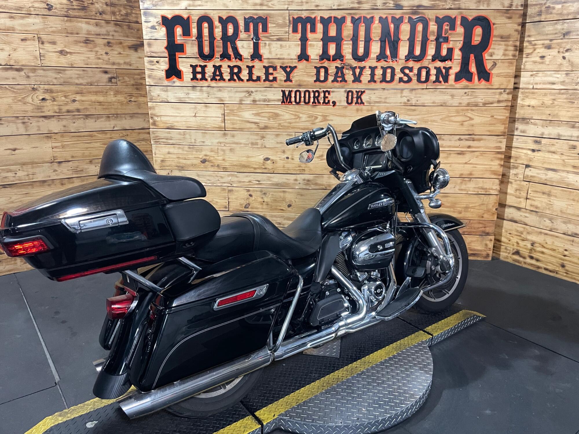 2017 Harley-Davidson® Electra Glide® Ultra Classic® FLHTCU, photo 15