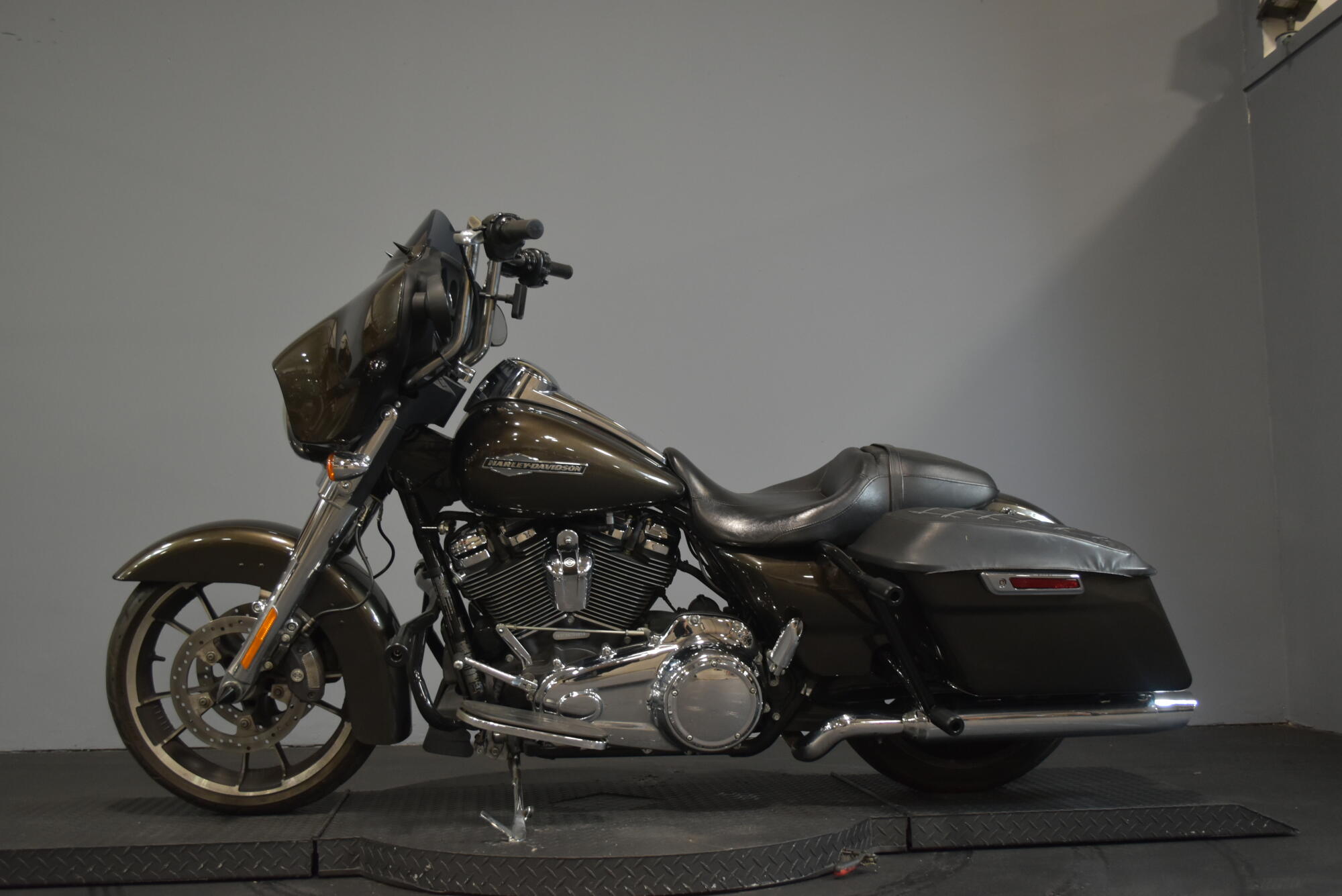 2021 Harley-Davidson® Street Glide® River Rock Gray, photo 6