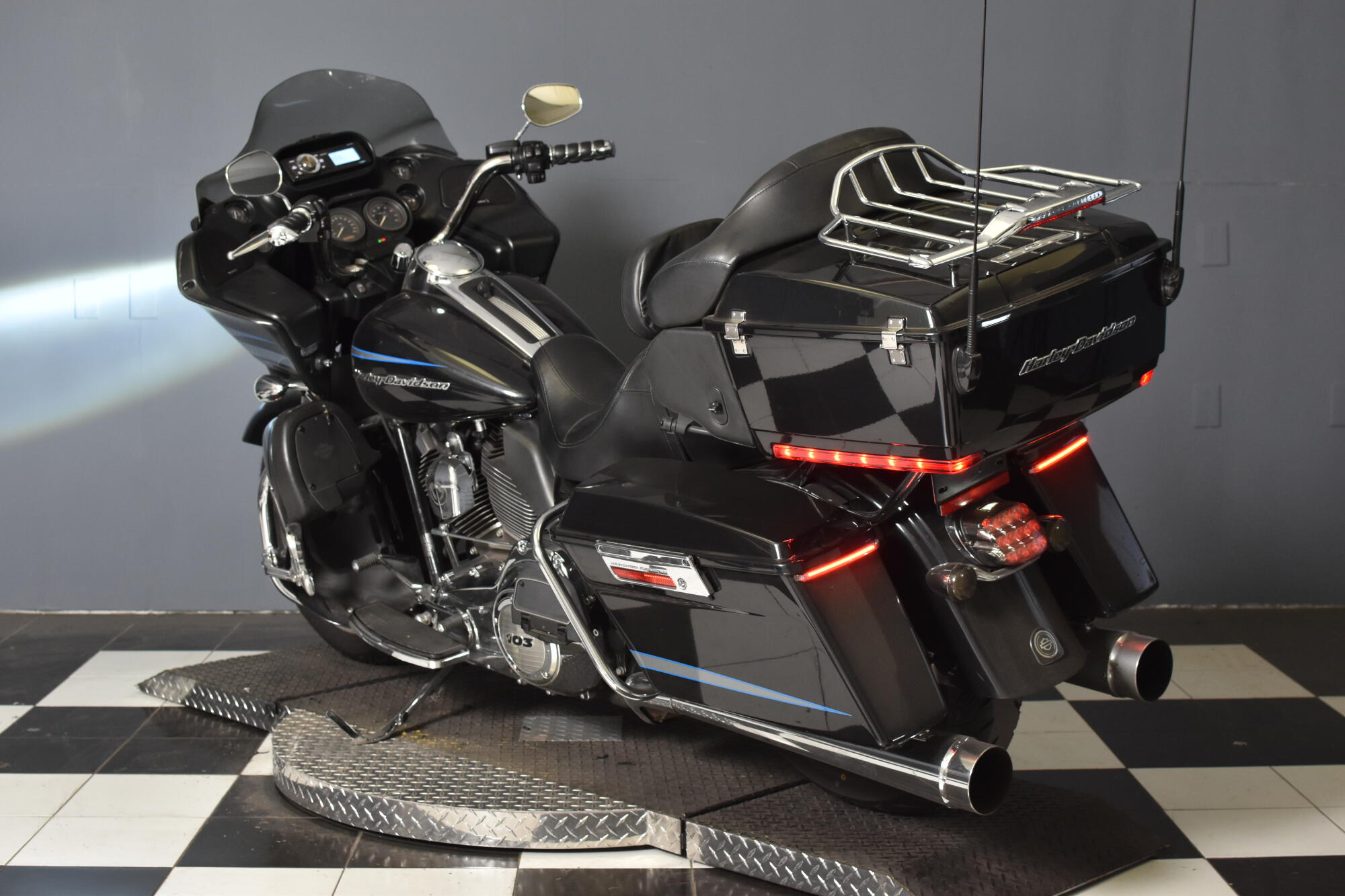 2013 Harley-Davidson® Road Glide® Ultra Midnight Pearl FLTRU103, photo 6