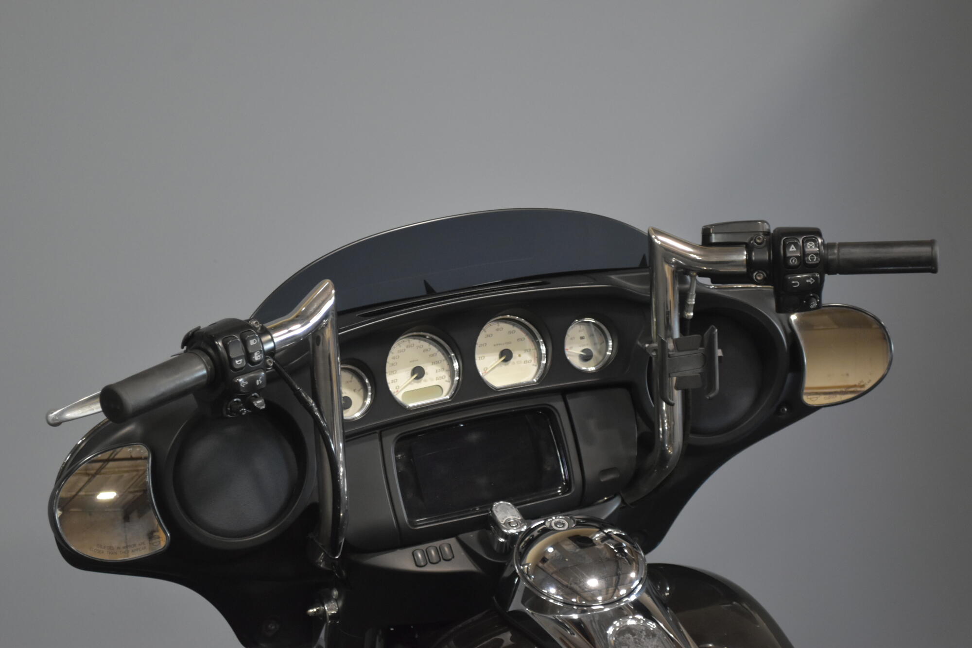 2021 Harley-Davidson® Street Glide® River Rock Gray, photo 16