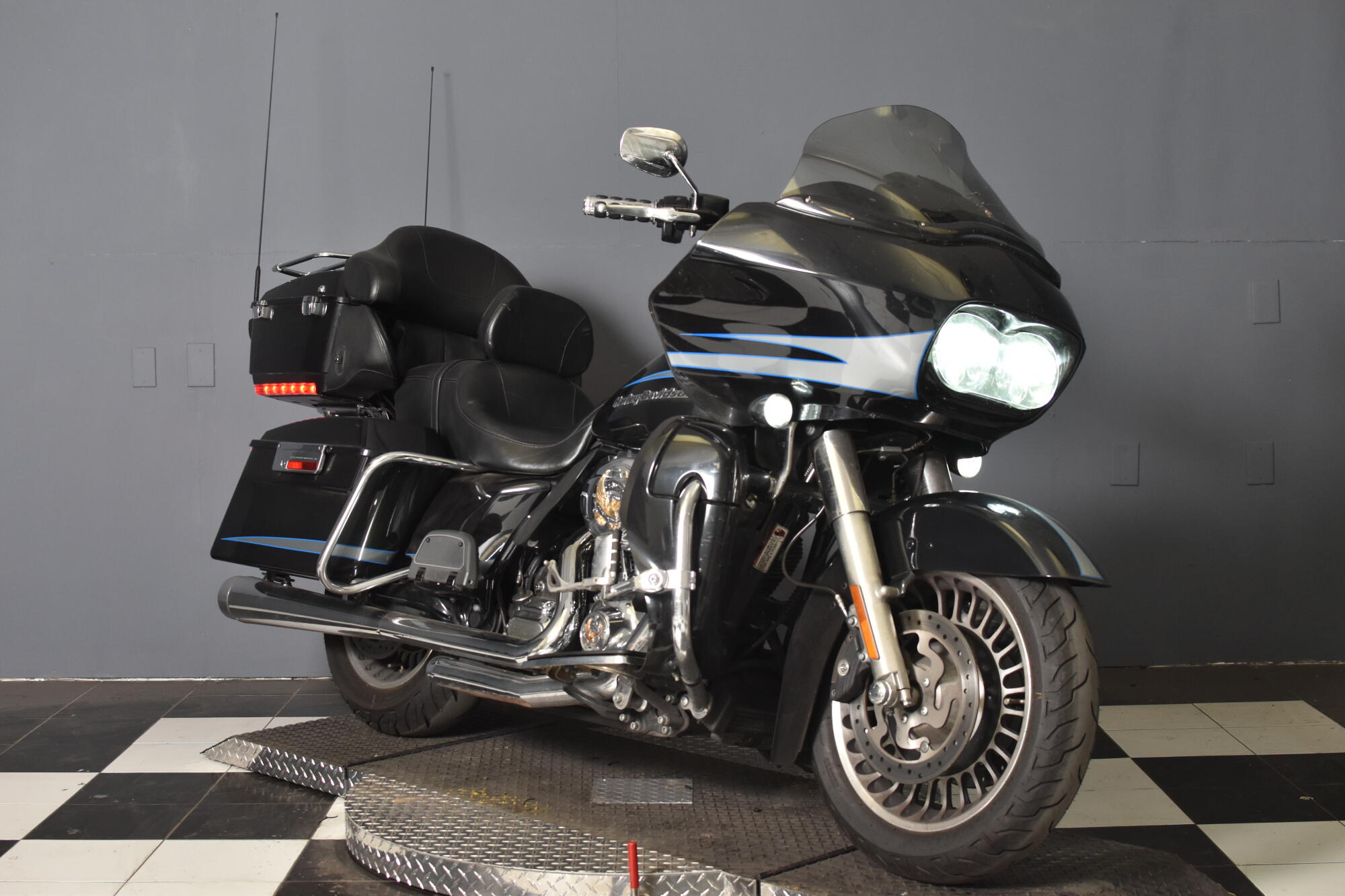2013 Harley-Davidson® Road Glide® Ultra Midnight Pearl FLTRU103, photo 2