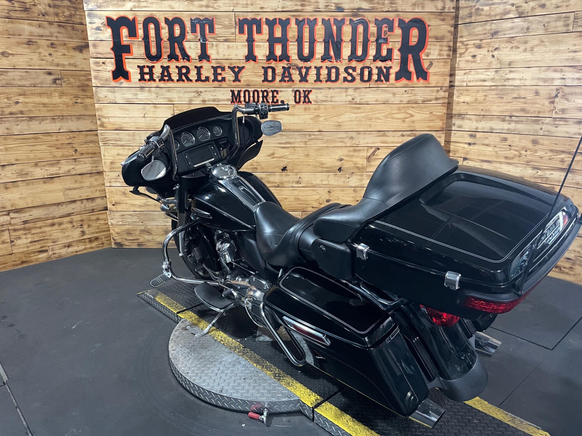2017 Harley-Davidson® Electra Glide® Ultra Classic® FLHTCU, photo 11