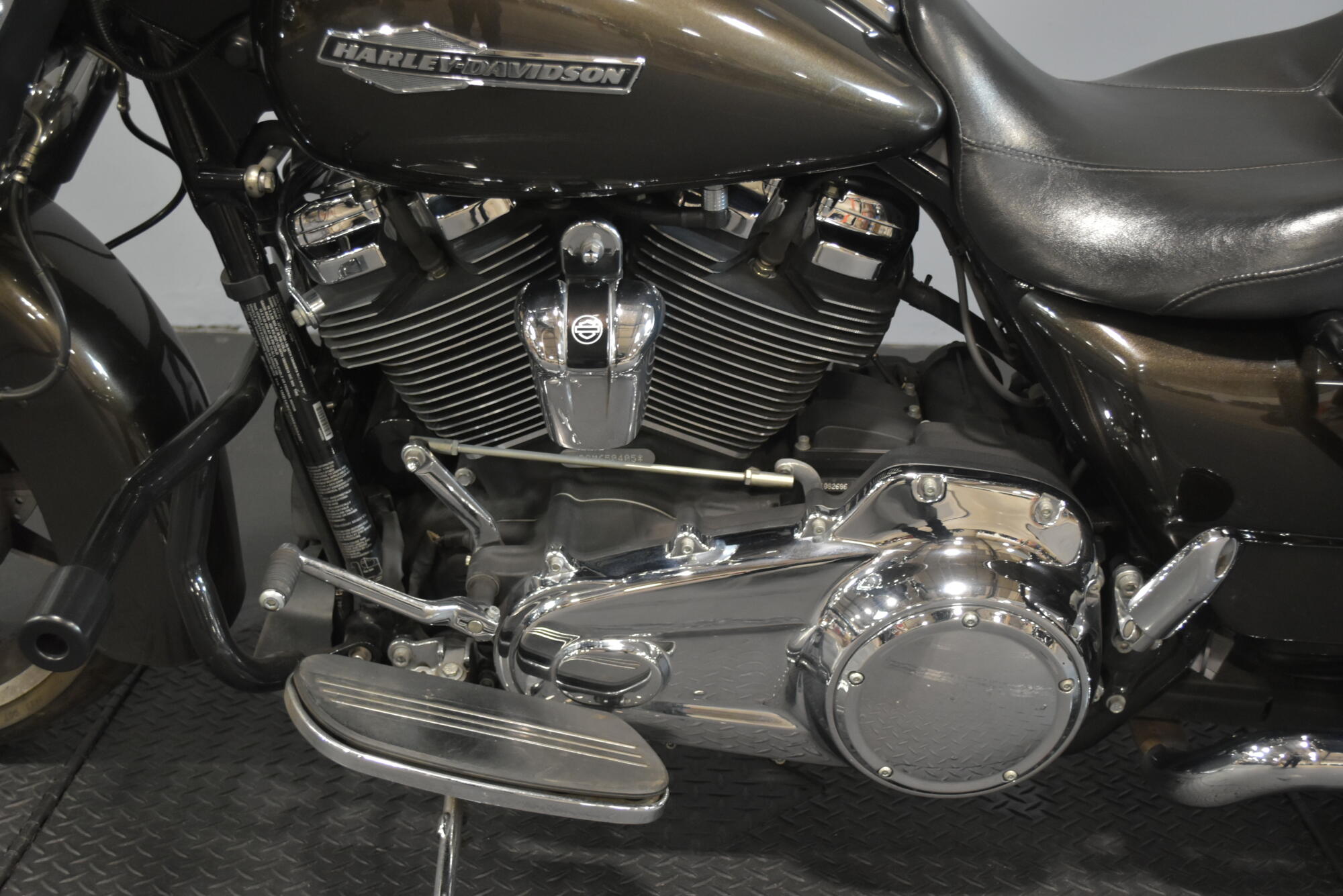 2021 Harley-Davidson® Street Glide® River Rock Gray, photo 13