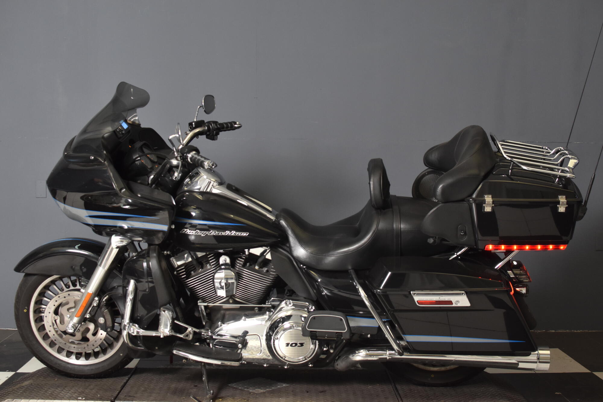 2013 Harley-Davidson® Road Glide® Ultra Midnight Pearl FLTRU103, photo 5