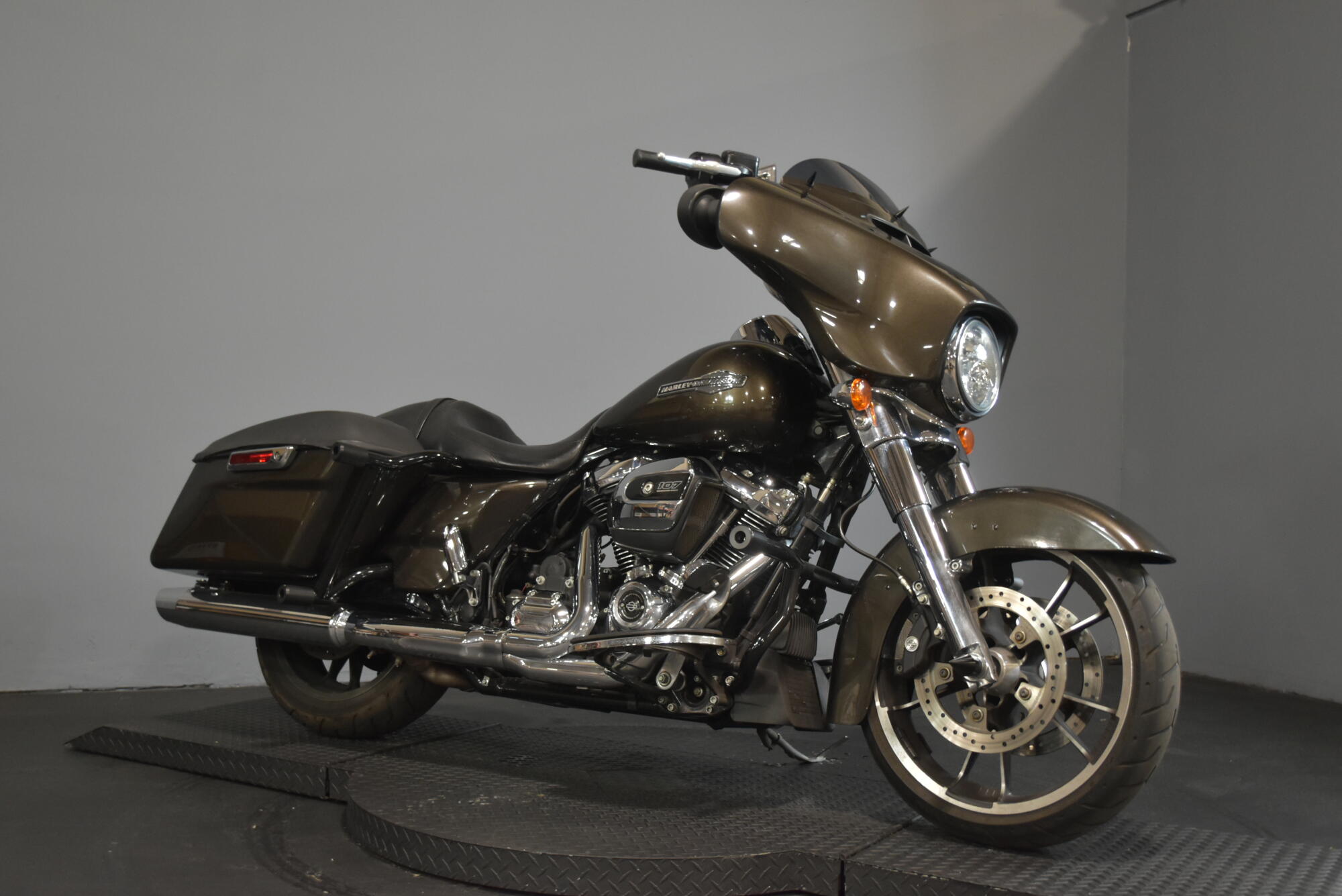 2021 Harley-Davidson® Street Glide® River Rock Gray, photo 2