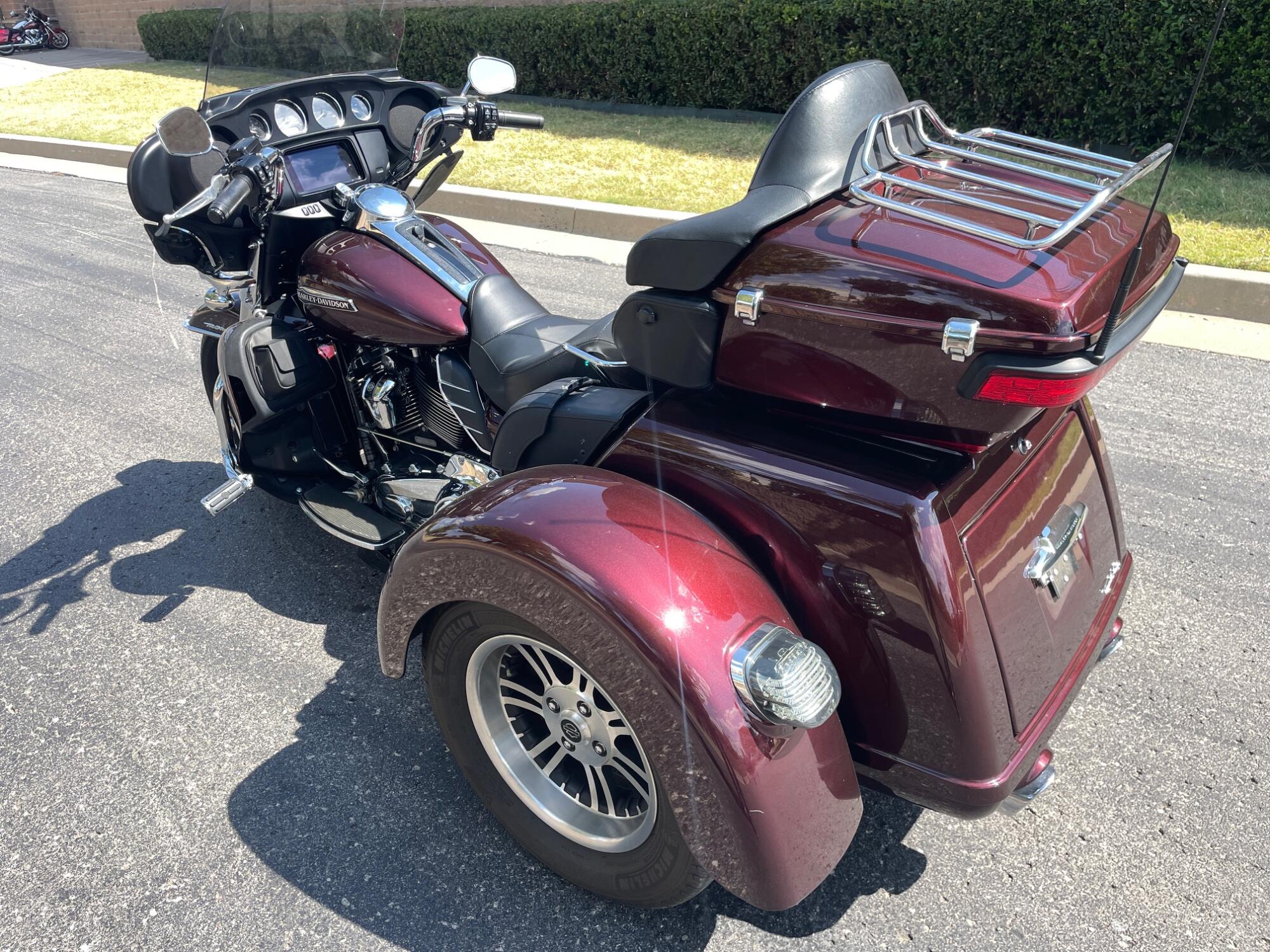 2019 Harley-Davidson® Tri Glide® Ultra FLHTCUTG, photo 11