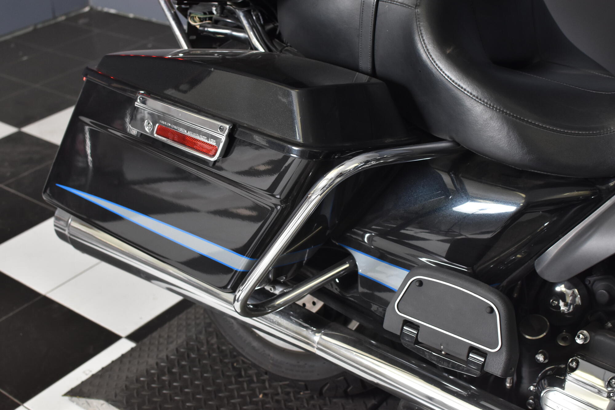2013 Harley-Davidson® Road Glide® Ultra Midnight Pearl FLTRU103, photo 12