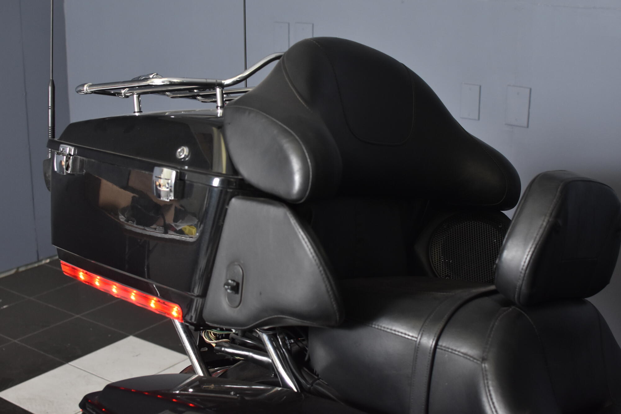 2013 Harley-Davidson® Road Glide® Ultra Midnight Pearl FLTRU103, photo 13
