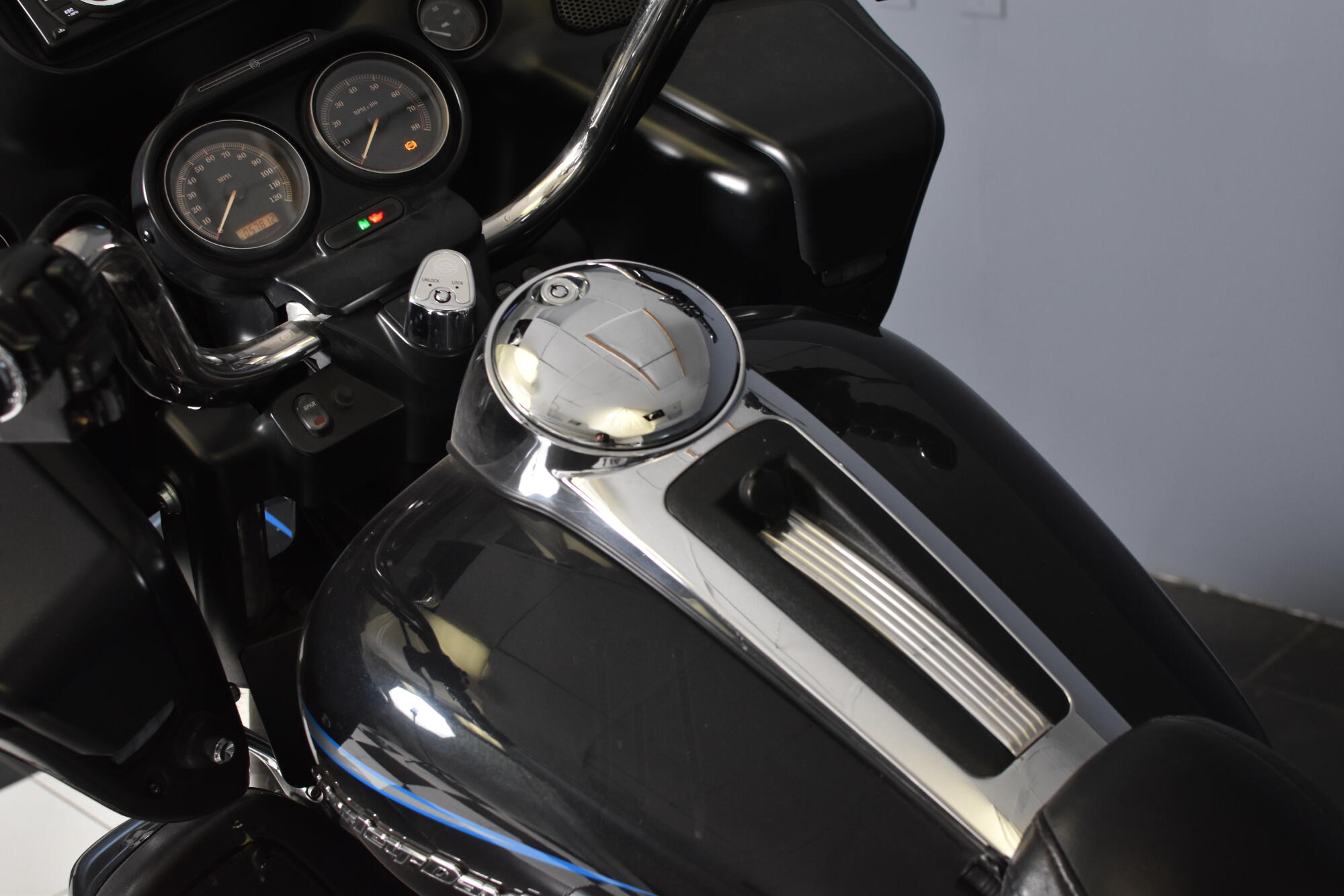 2013 Harley-Davidson® Road Glide® Ultra Midnight Pearl FLTRU103, photo 15