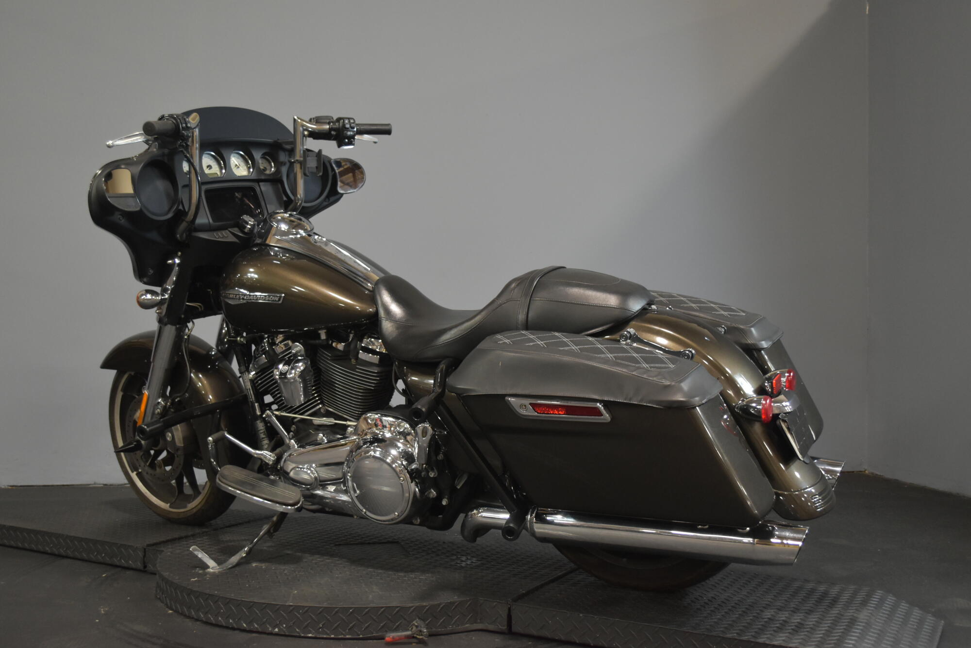2021 Harley-Davidson® Street Glide® River Rock Gray, photo 5