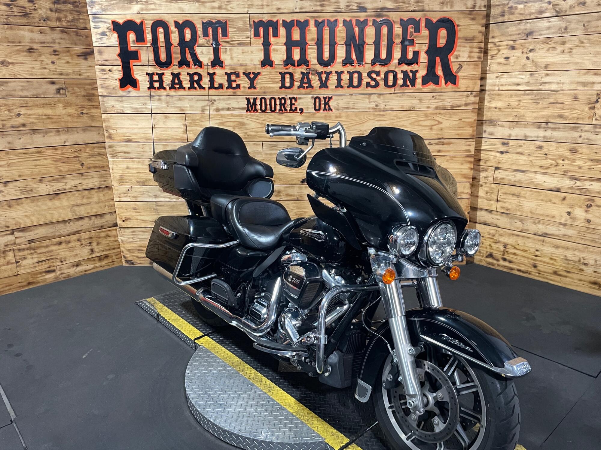2017 Harley-Davidson® Electra Glide® Ultra Classic® FLHTCU, photo 4