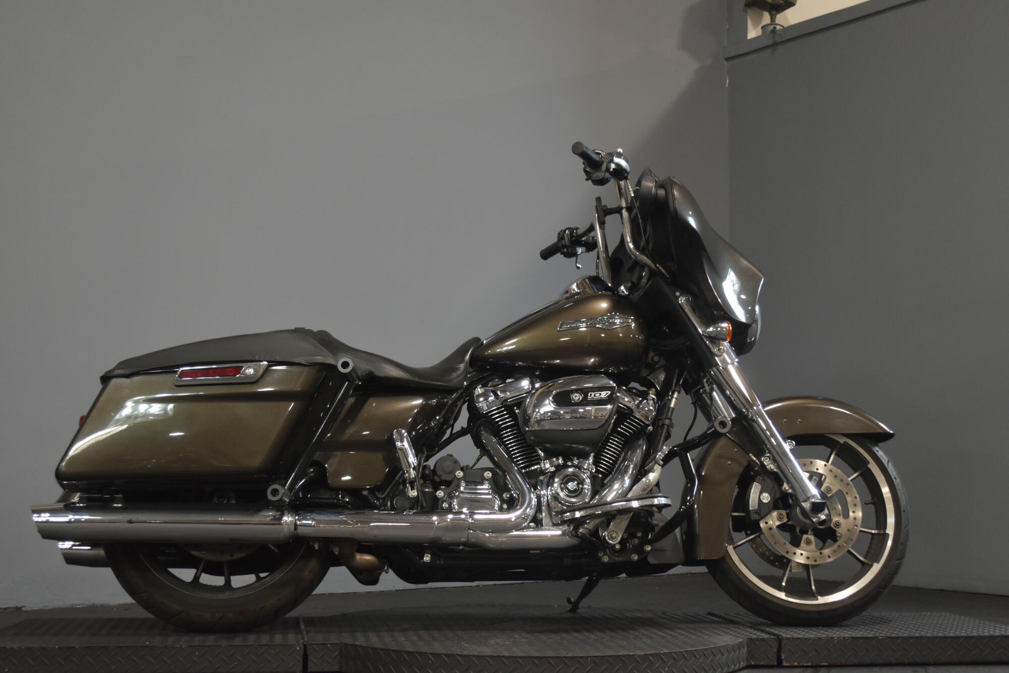 2021 Harley-Davidson® Street Glide® River Rock Gray, photo 21