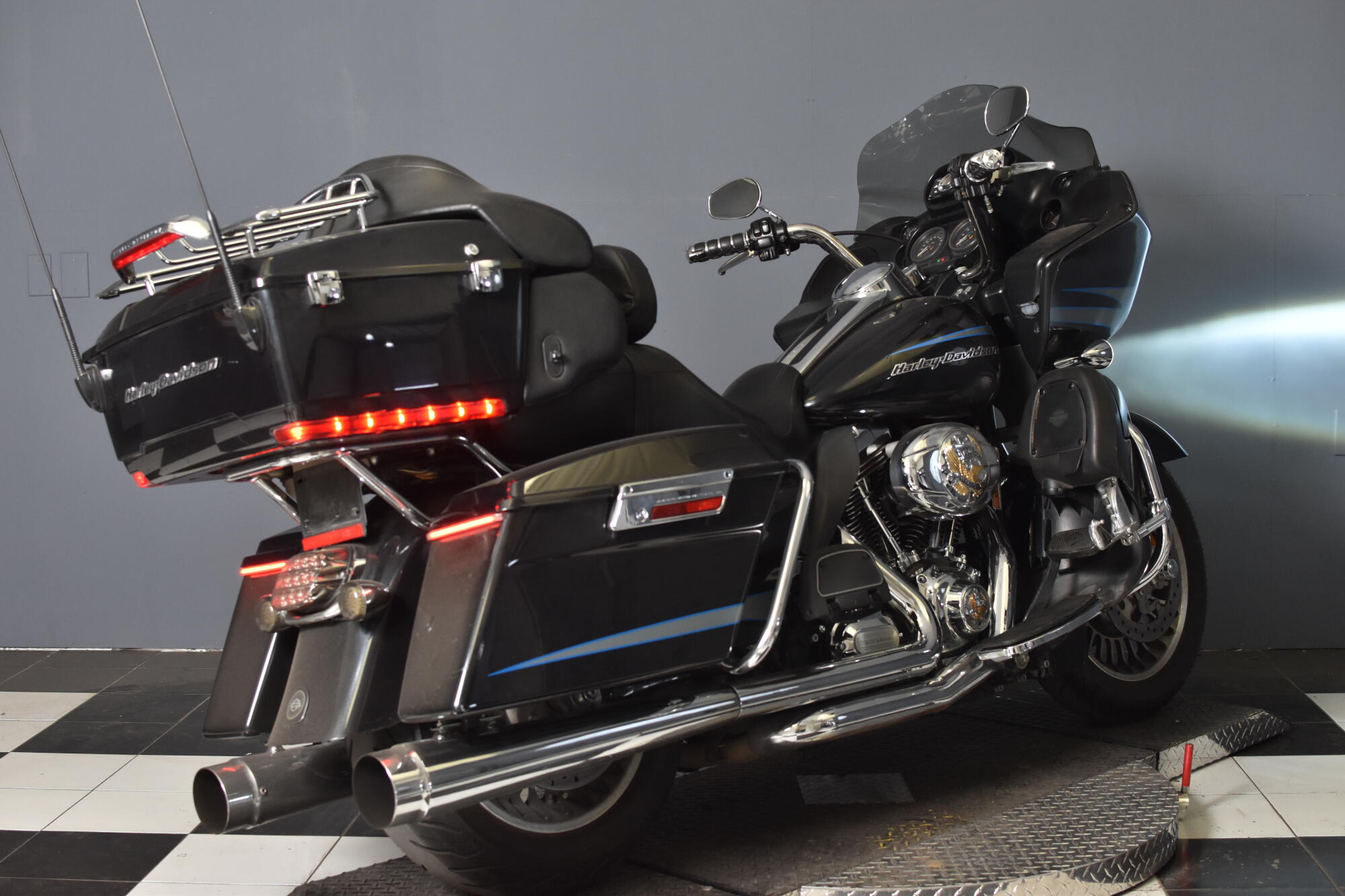 2013 Harley-Davidson® Road Glide® Ultra Midnight Pearl FLTRU103, photo 8