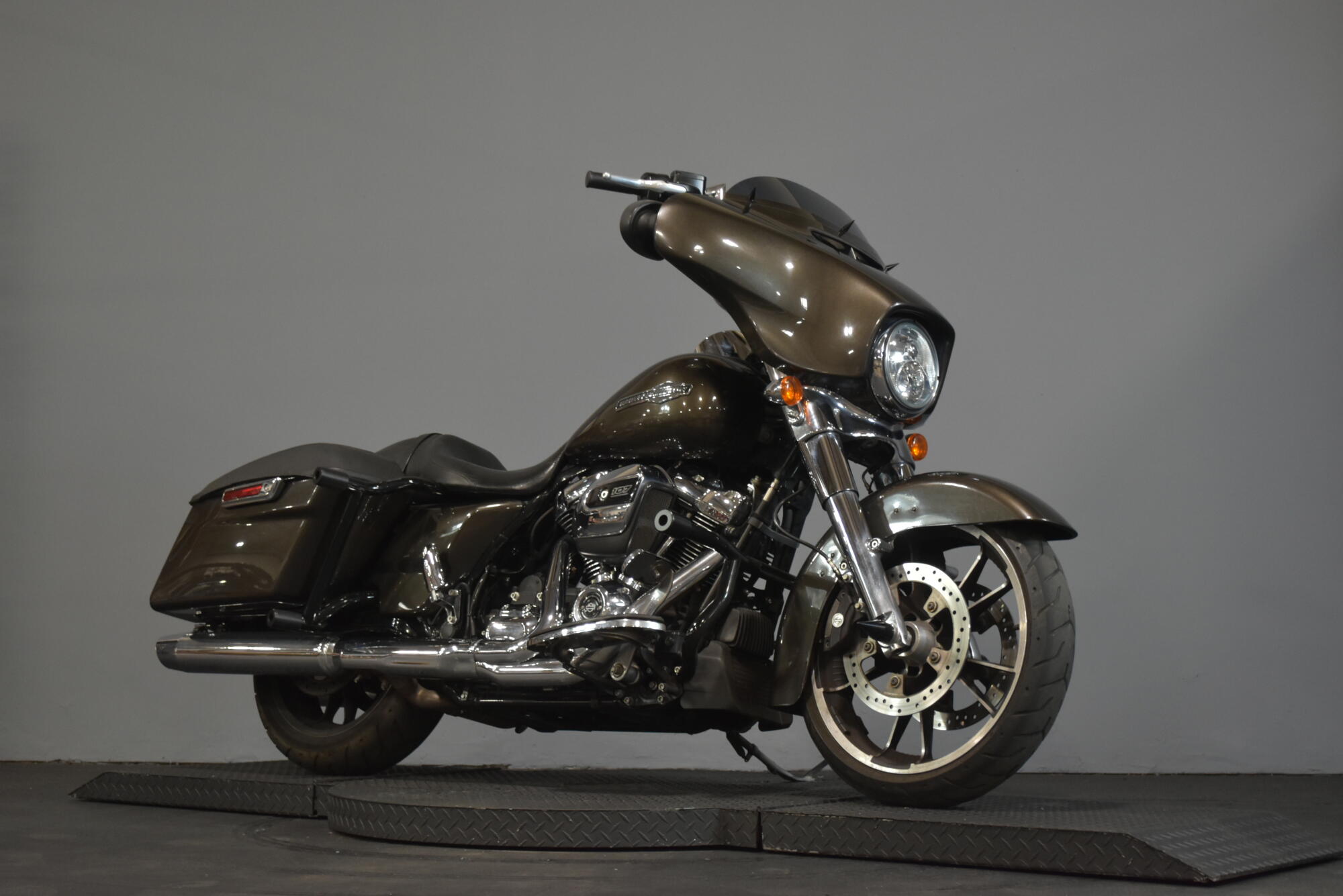 2021 Harley-Davidson® Street Glide® River Rock Gray, photo 22