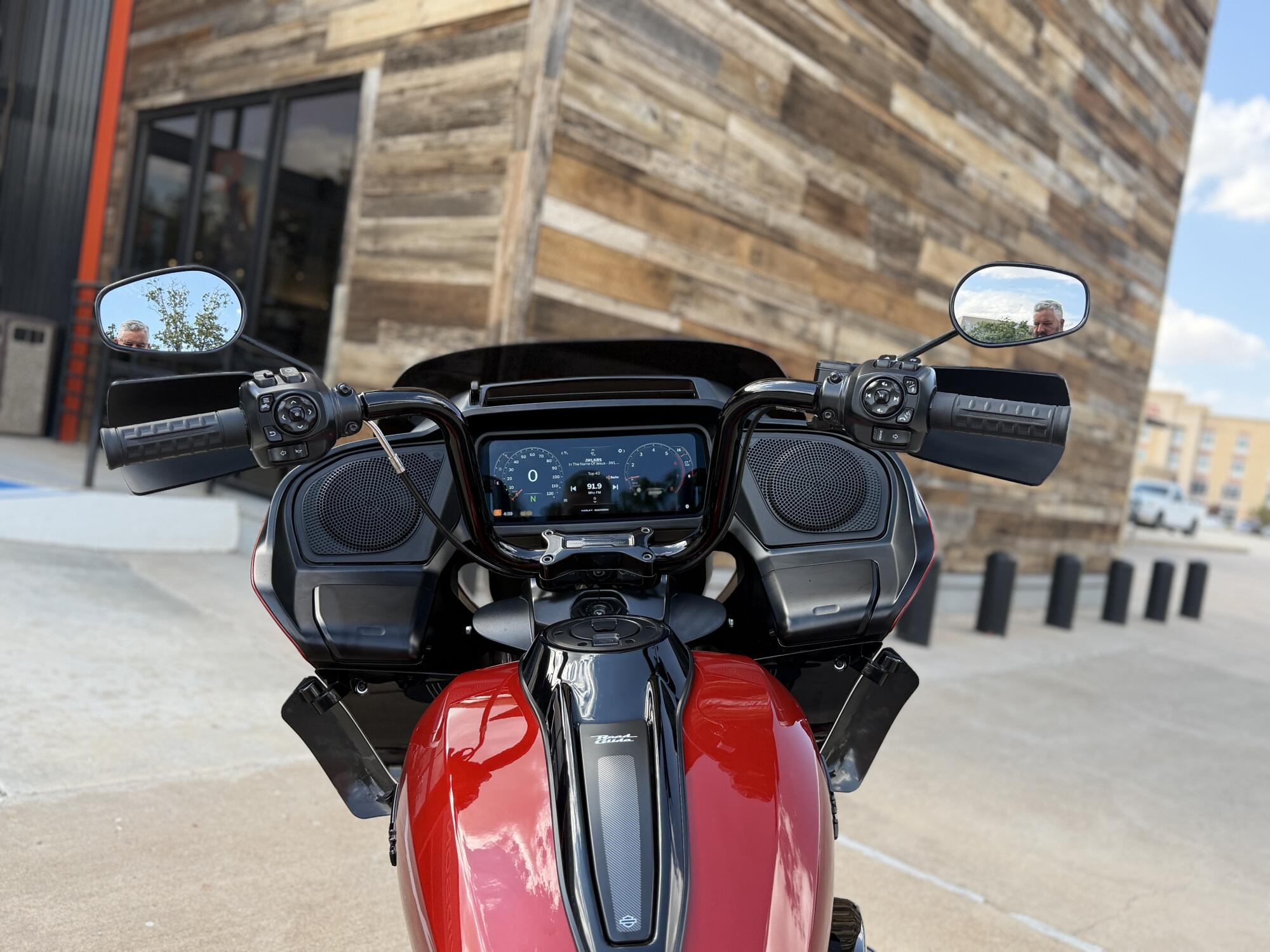 2025 Harley-Davidson® Road Glide® Whiskey Firestorm - Black Finish, photo 10