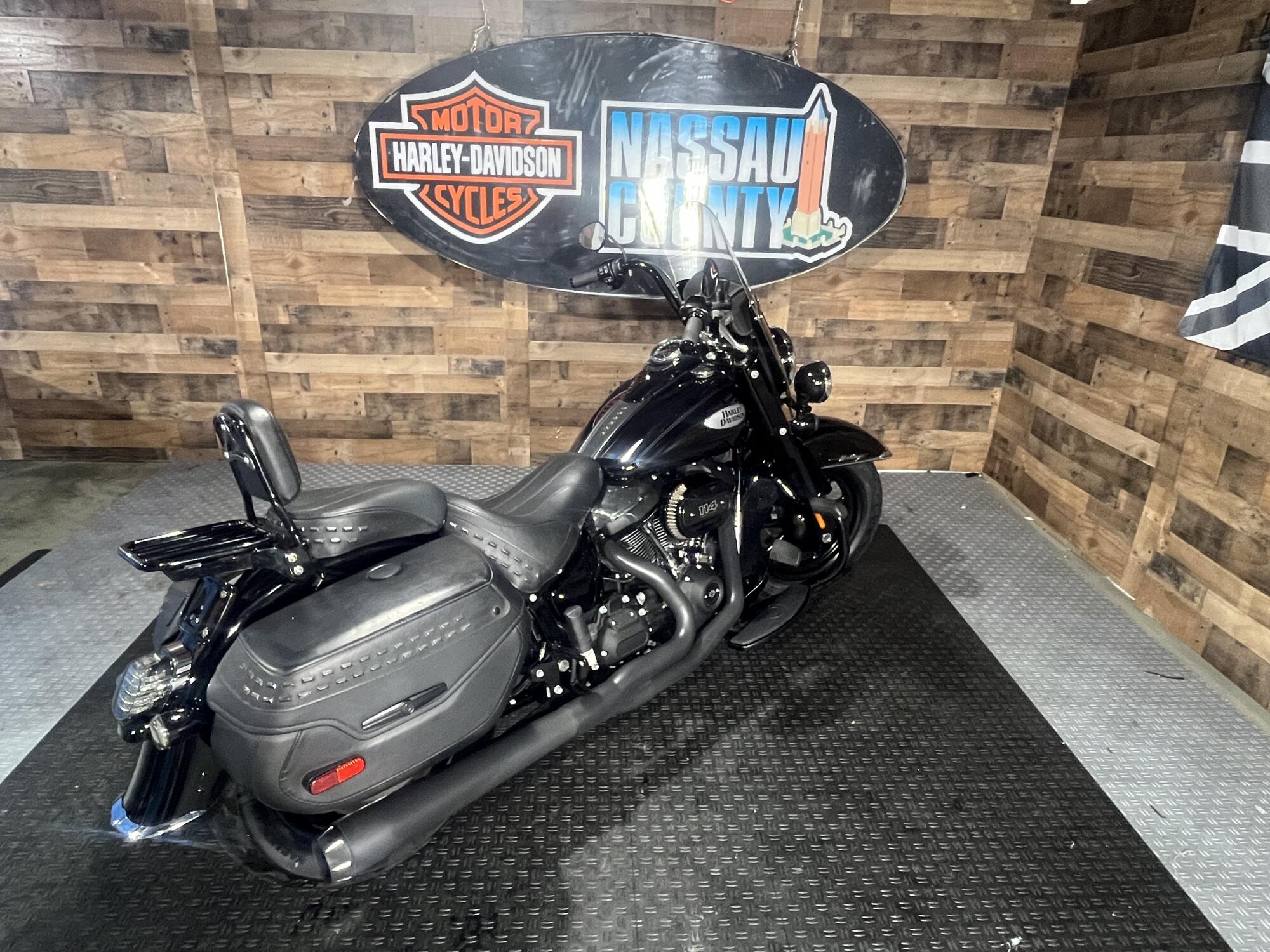 2022 Harley-Davidson® Heritage Classic 114 Vivid Black (Black Finish w/Cast Wheels), photo 8