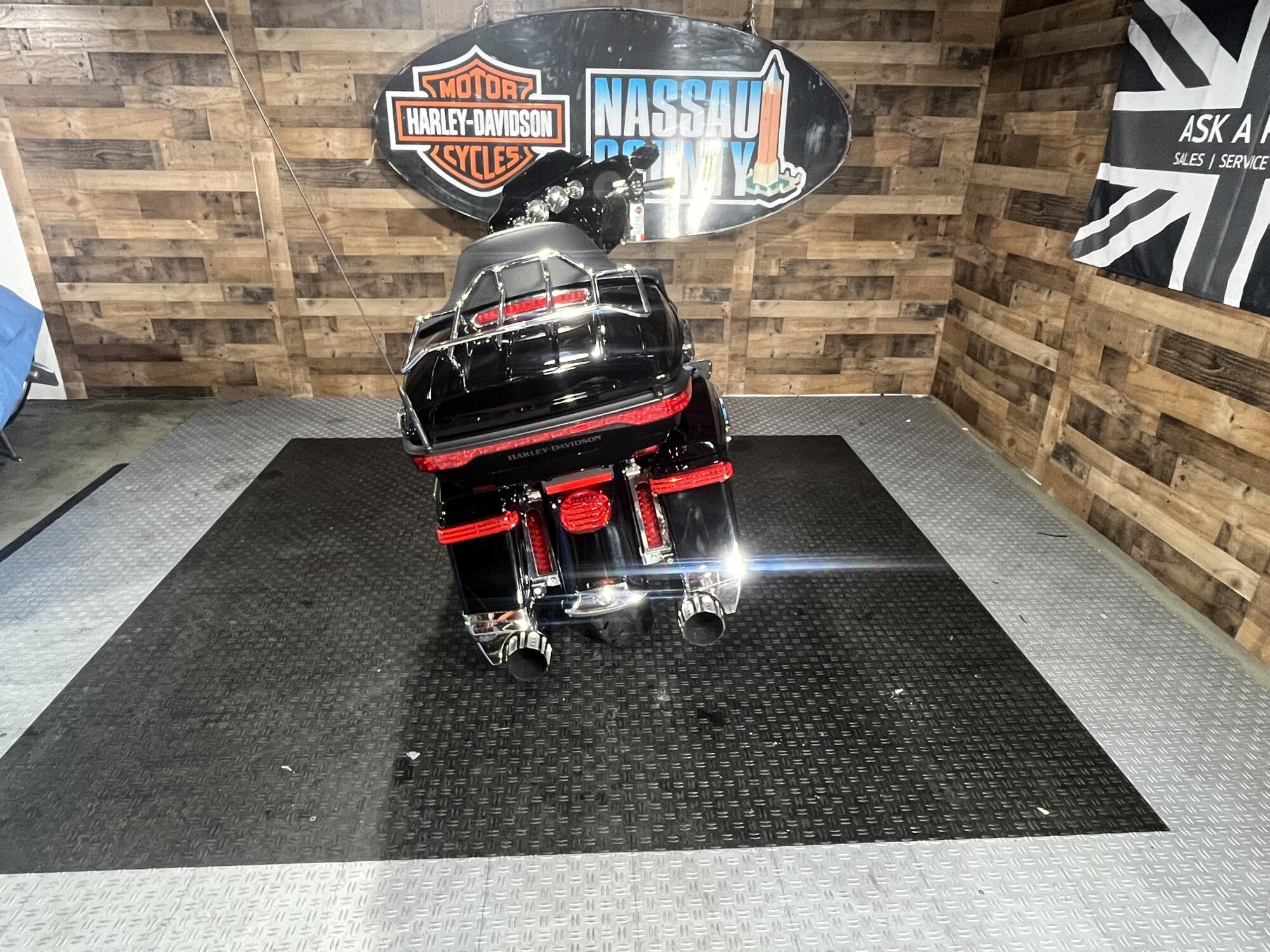 2019 Harley-Davidson® Ultra Limited Vivid Black, photo 7