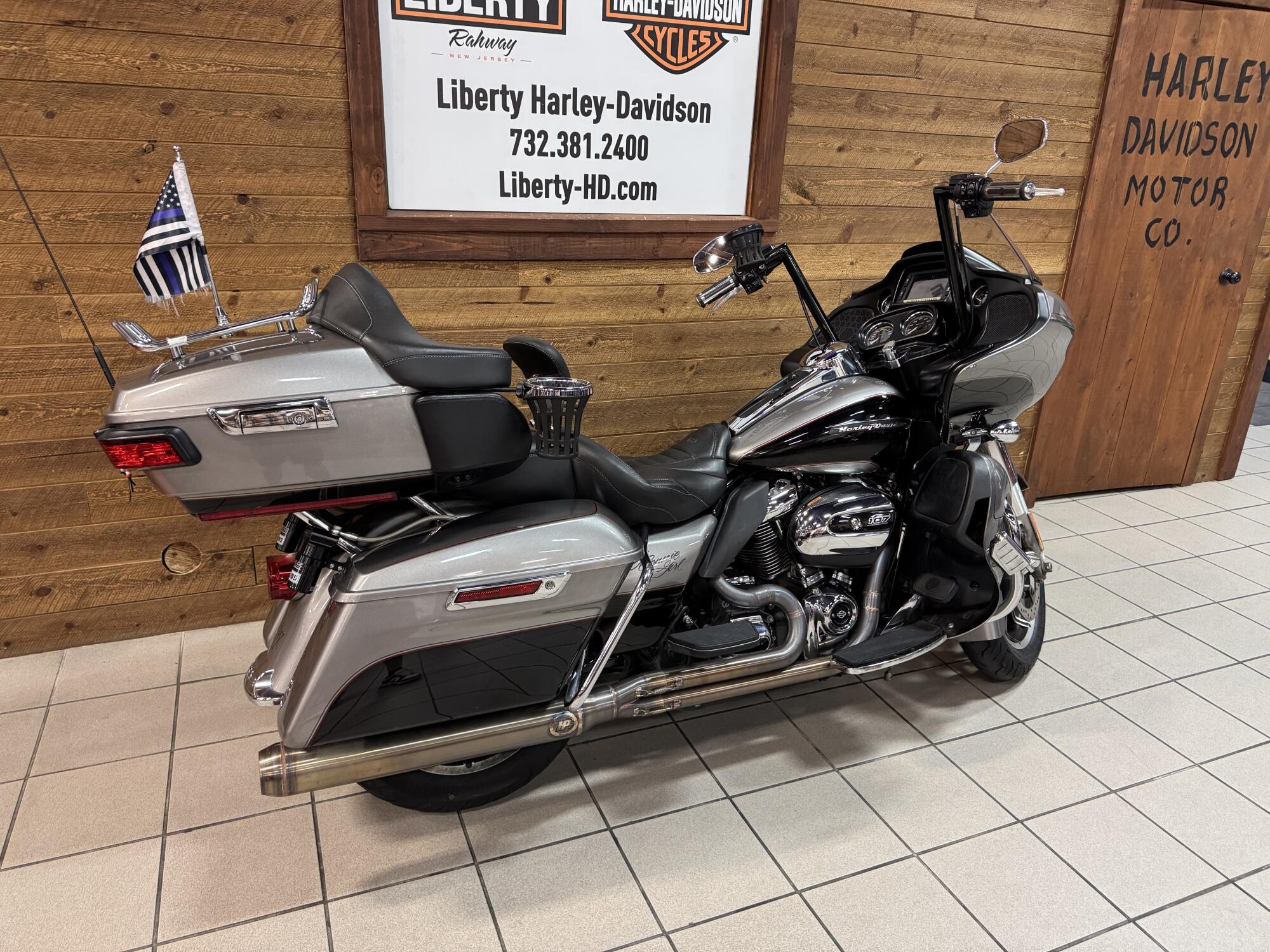 2017 Harley-Davidson® Road Glide® Ultra Two-Tone Billet Silver/Vivid Black FLTRU, photo 8
