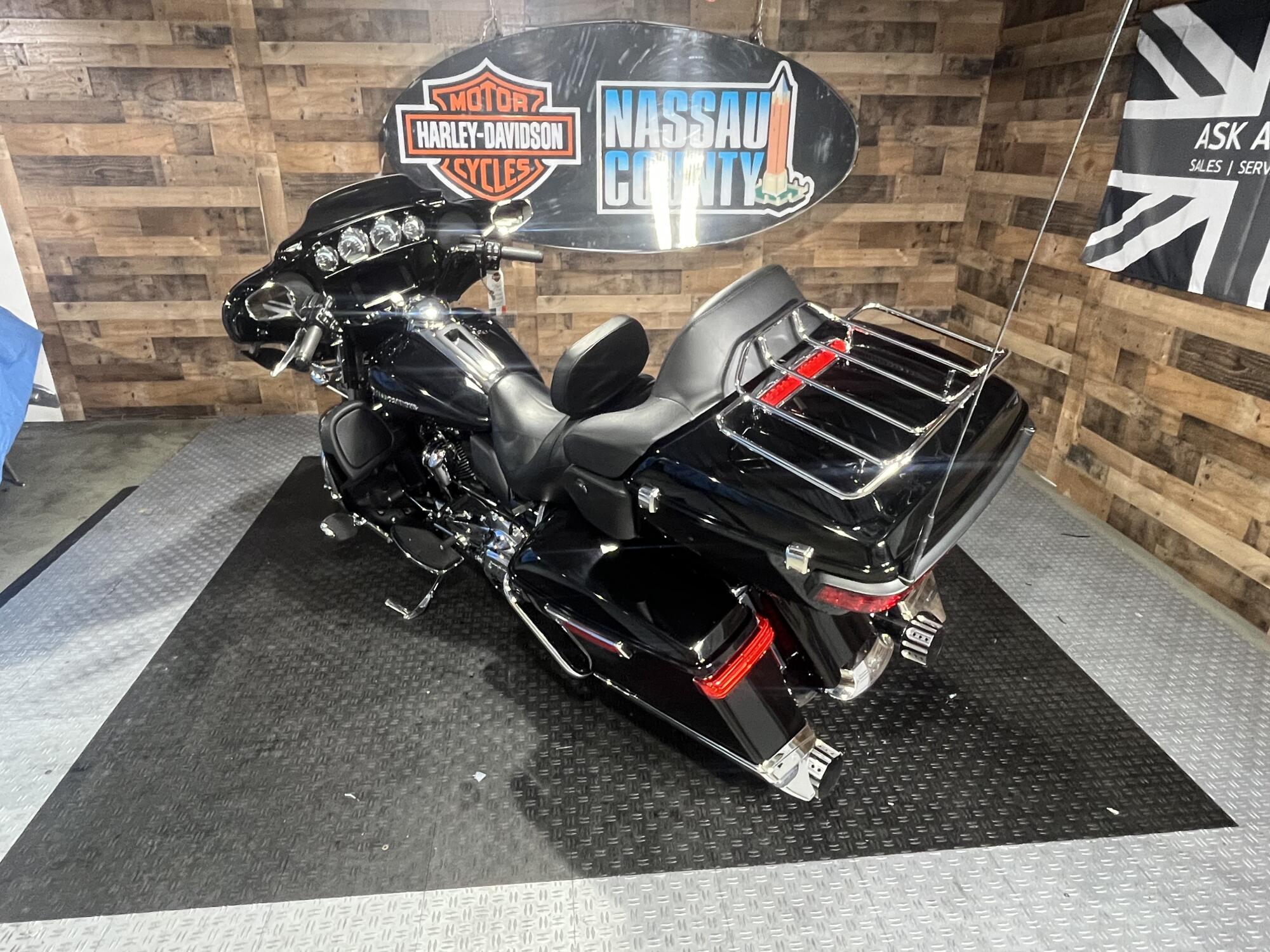 2019 Harley-Davidson® Ultra Limited Vivid Black, photo 6