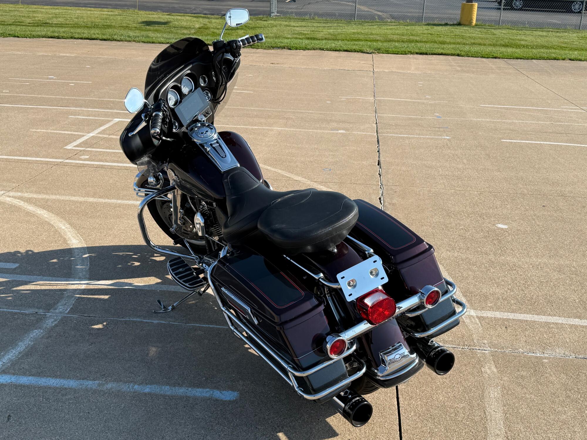 2005 Harley-Davidson® Electra Glide® Classic Two-Tone Black Cherry Pearl and Black Pearl, photo 6