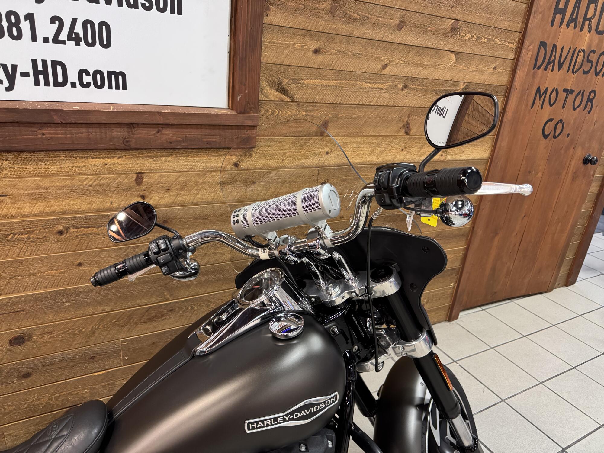 2020 Harley-Davidson® Sport Glide® River Rock Gray Denim FLSB, photo 6