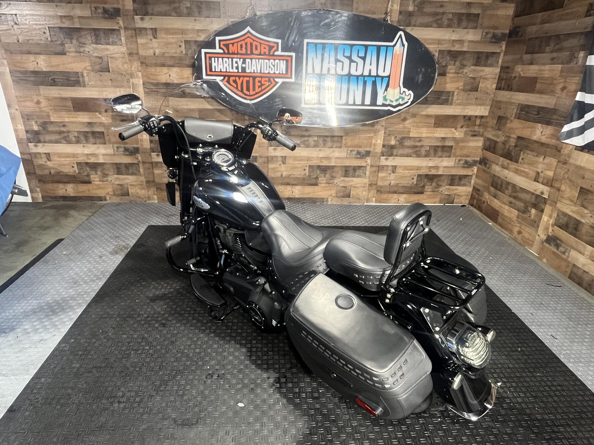 2022 Harley-Davidson® Heritage Classic 114 Vivid Black (Black Finish w/Cast Wheels), photo 6