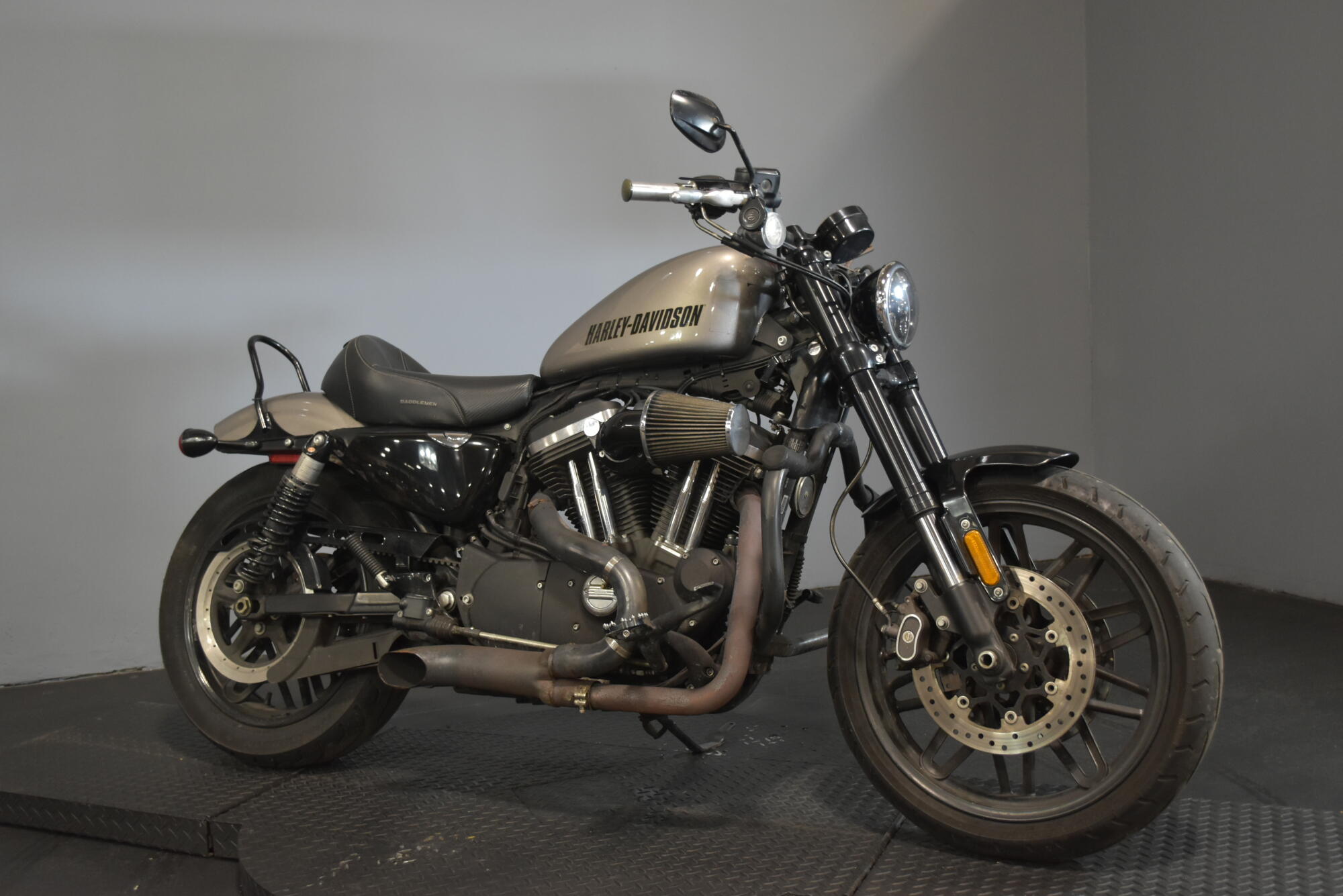 2017 Harley-Davidson® Roadster™ Two-Tone Billet Silver/Vivid Black, photo 2